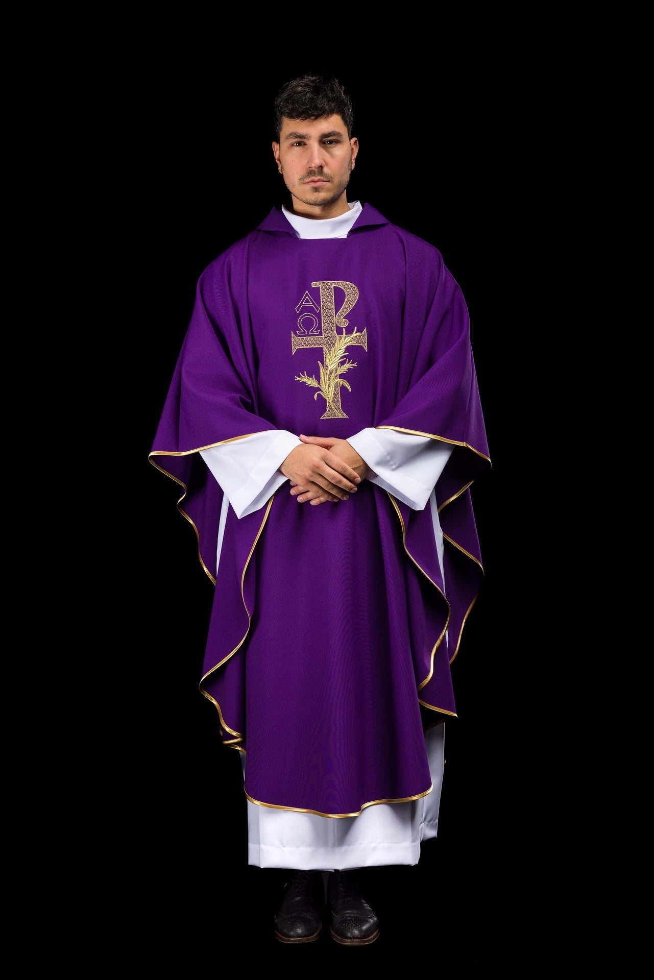 Casulla bordada con el símbolo Alfa y Omega y cuello ancho en color morado