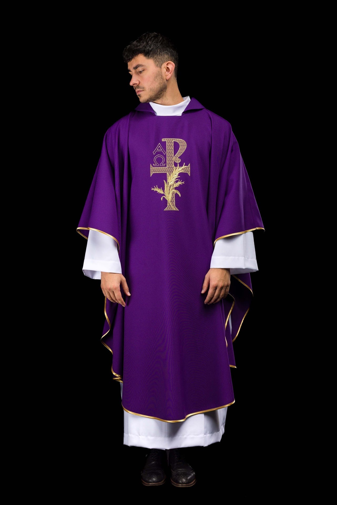 Casulla bordada con el símbolo Alfa y Omega y cuello ancho en color morado