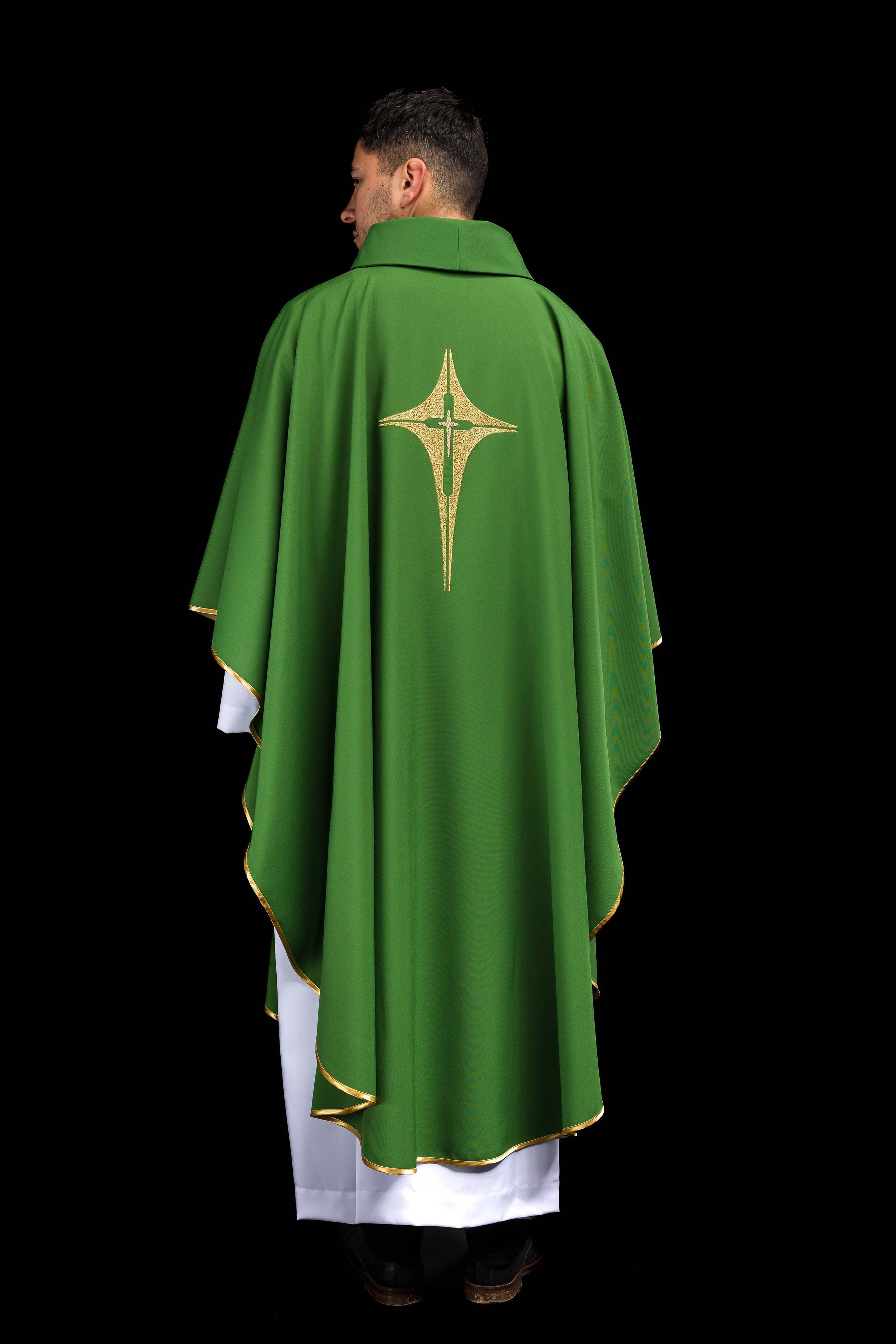 Casulla verde con bordado dorado Cruz