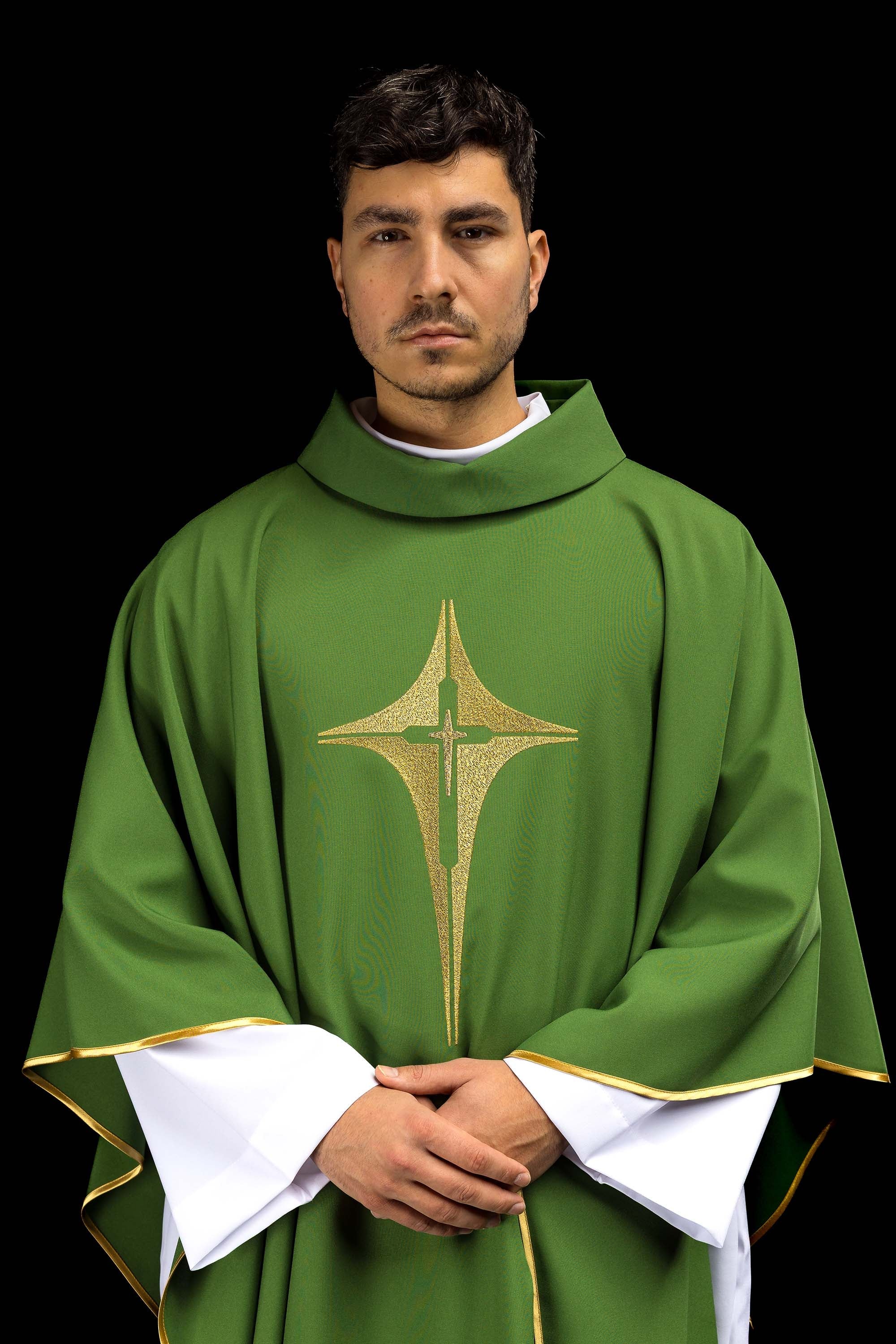 Casulla verde con bordado dorado Cruz