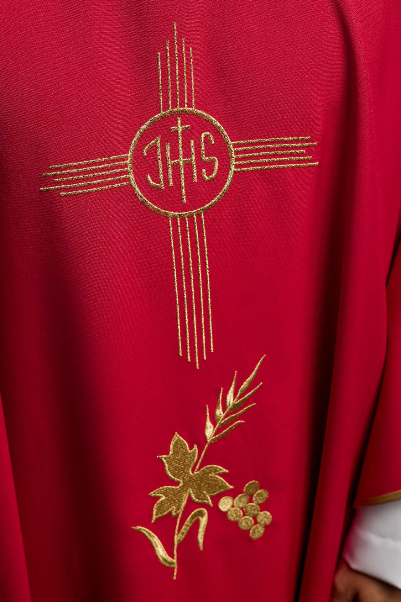 Casulla roja bordada con amplio cuello y motivo IHS
