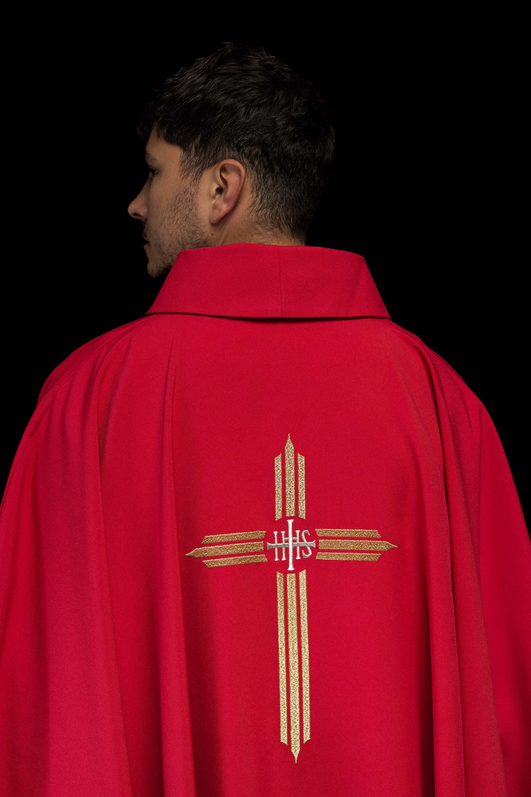 Casulla roja con bordado Cruz IHS