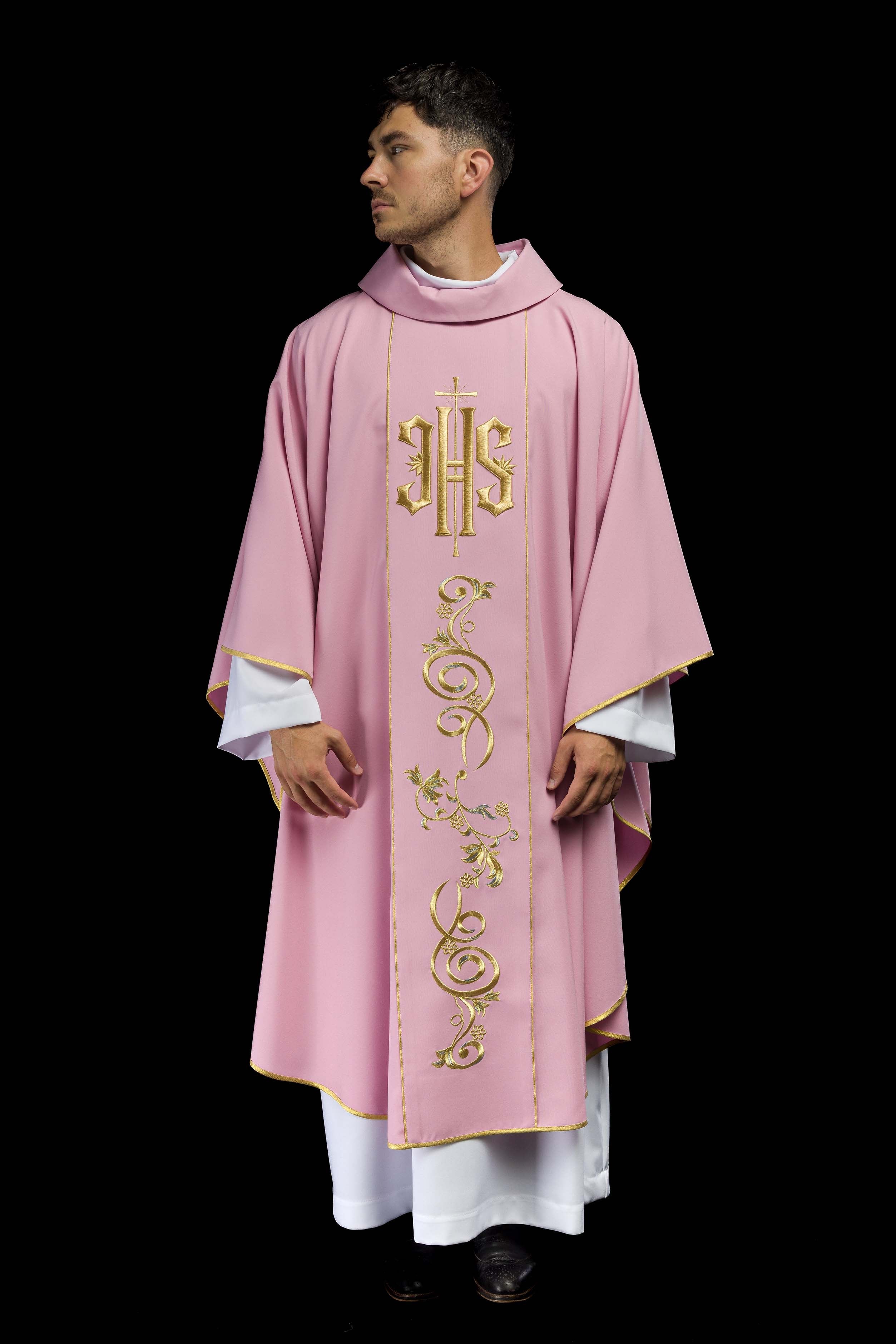 Casulla rosa con bordado dorado IHS y adorno floral