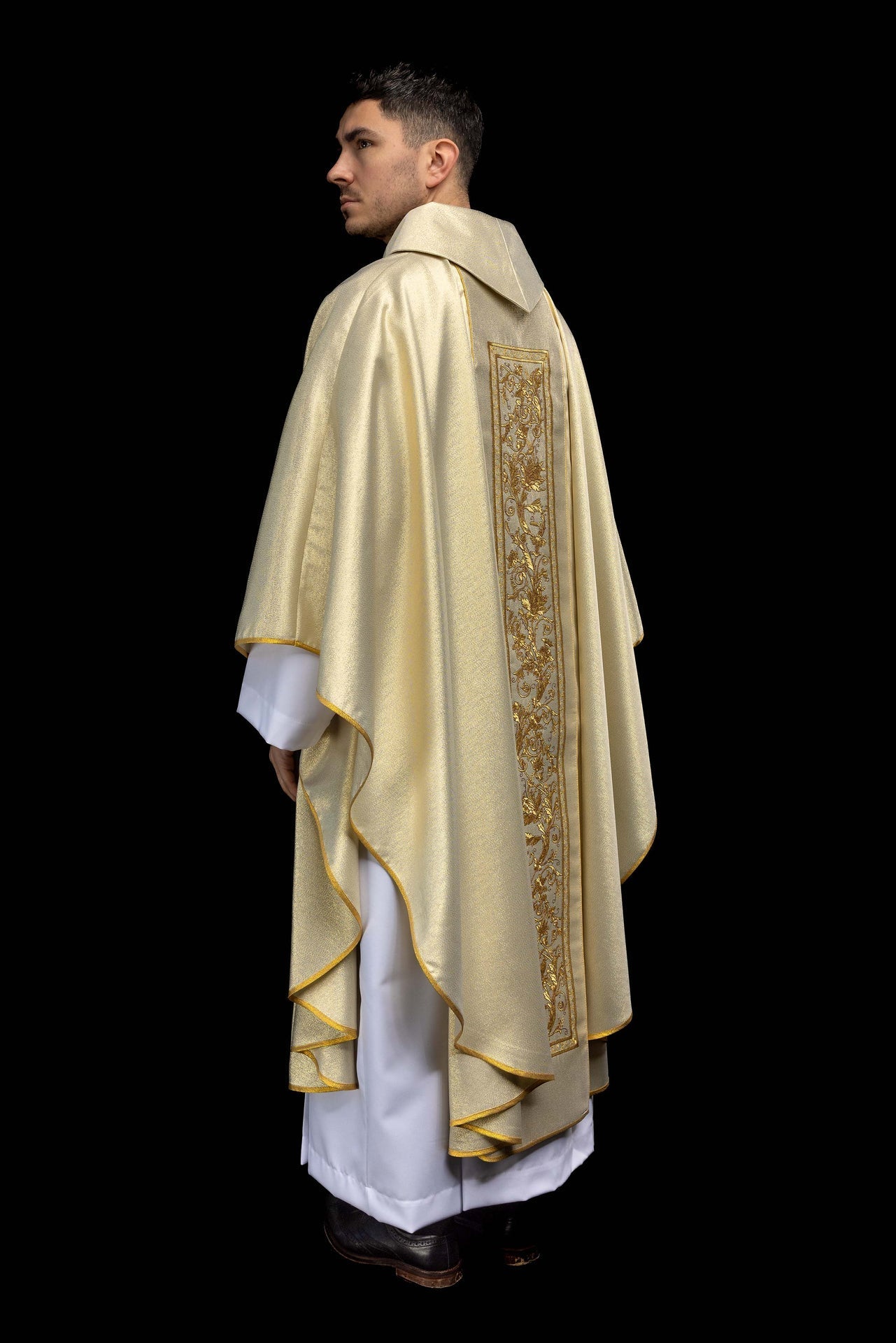 Casulla con bordado del cáliz eucarístico en color dorado