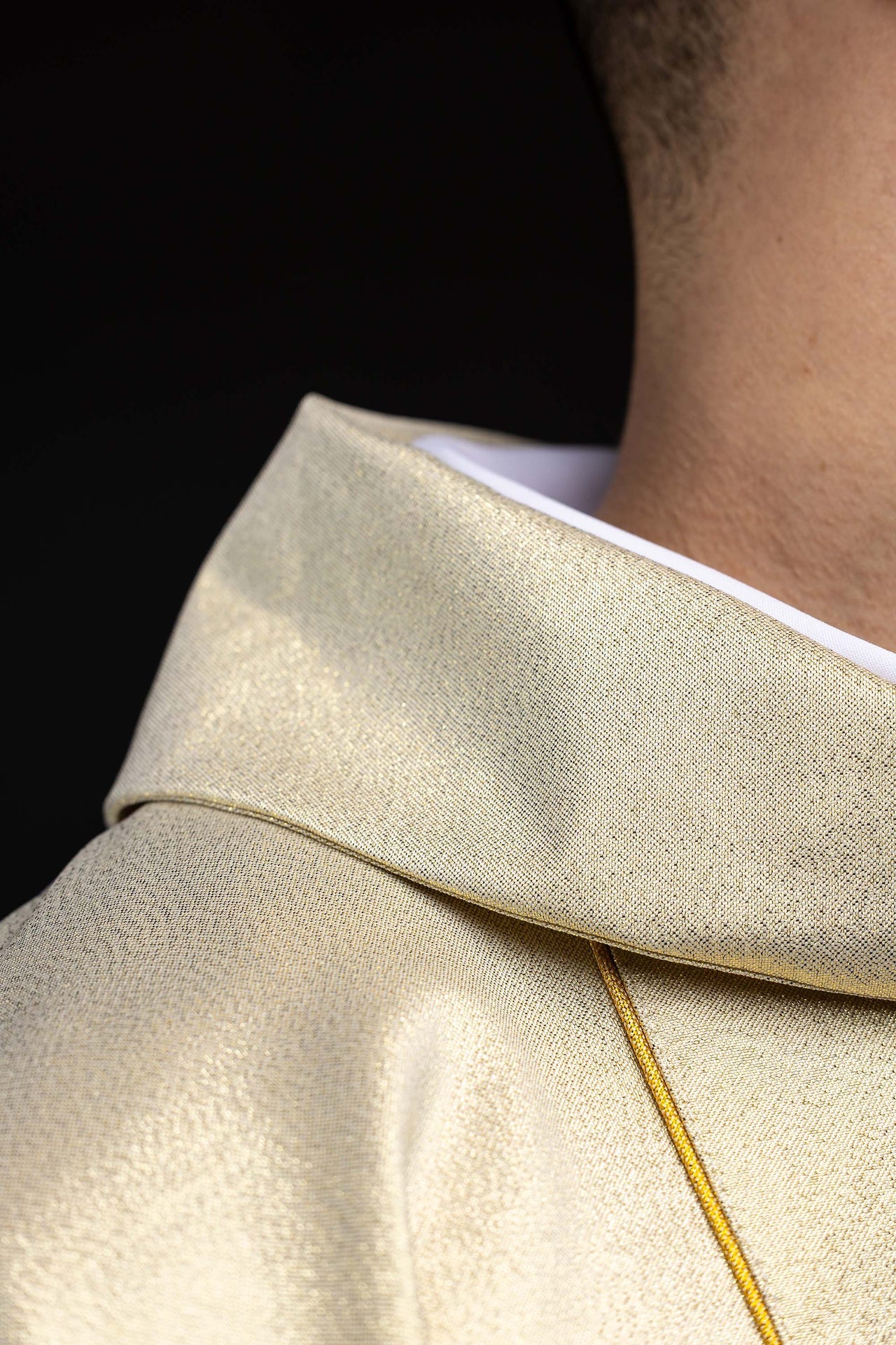 Casulla con bordado del cáliz eucarístico en color dorado