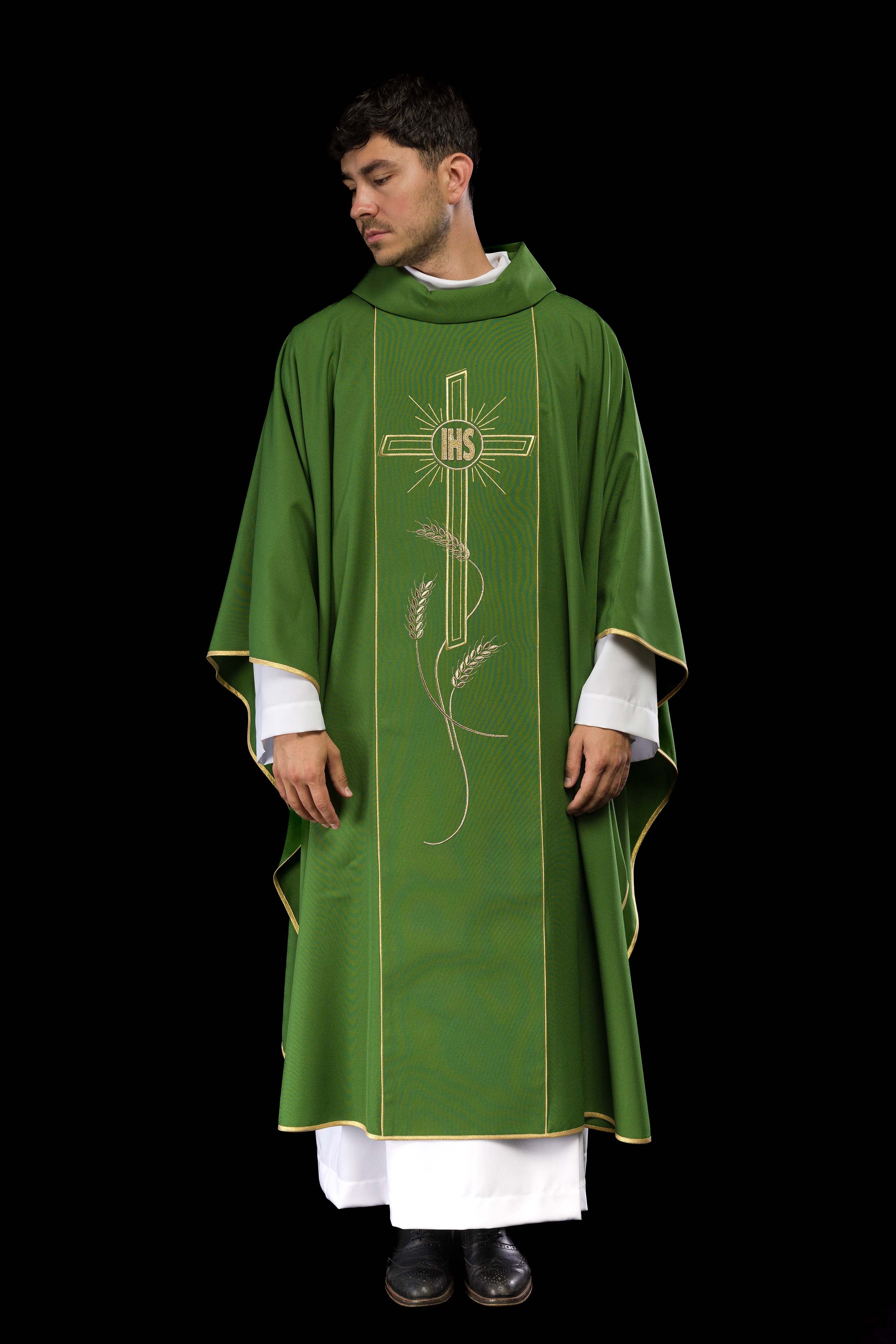 Casulla verde con bordado IHS, cruz y espigas