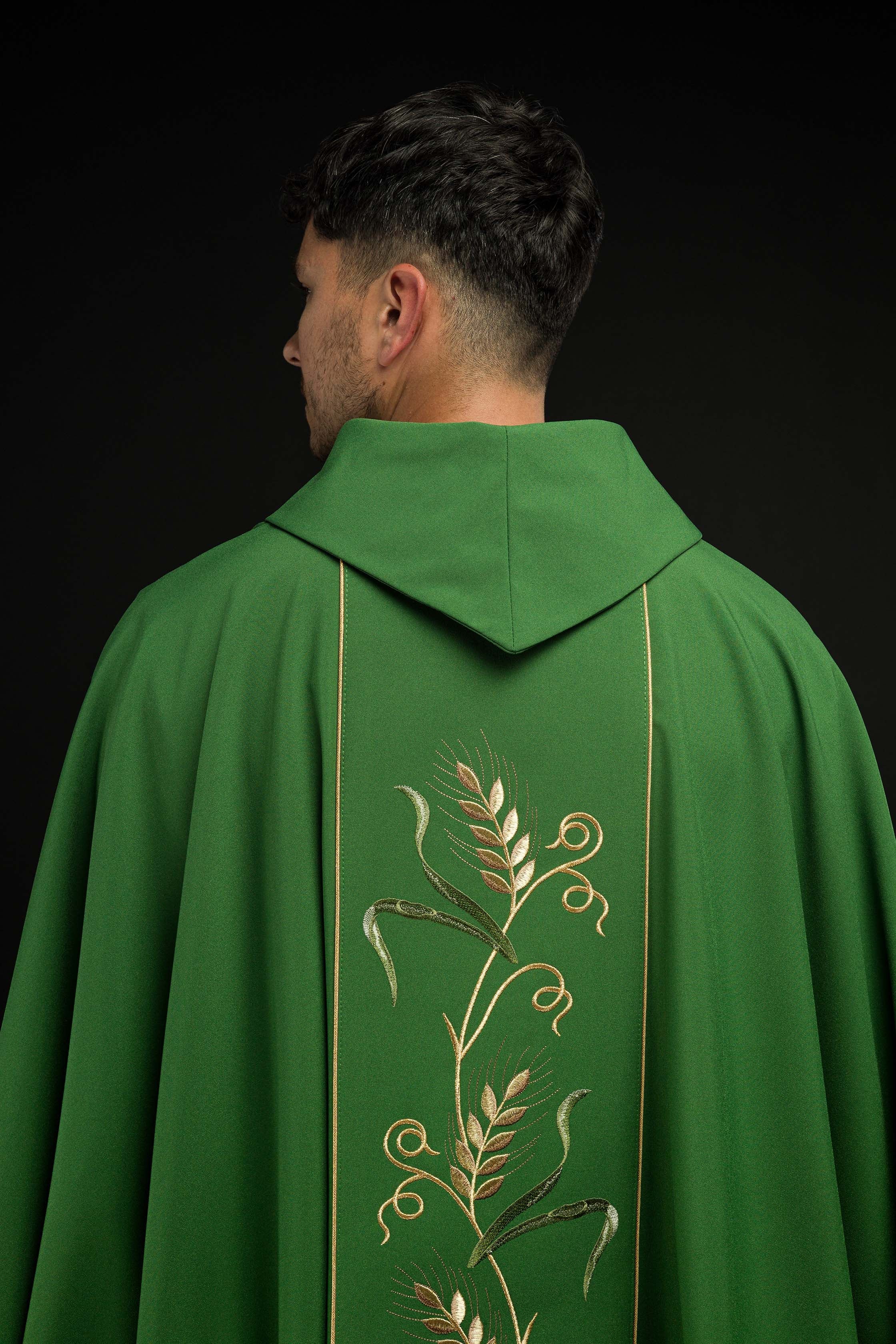 Casulla verde con bordado IHS, uvas y espigas