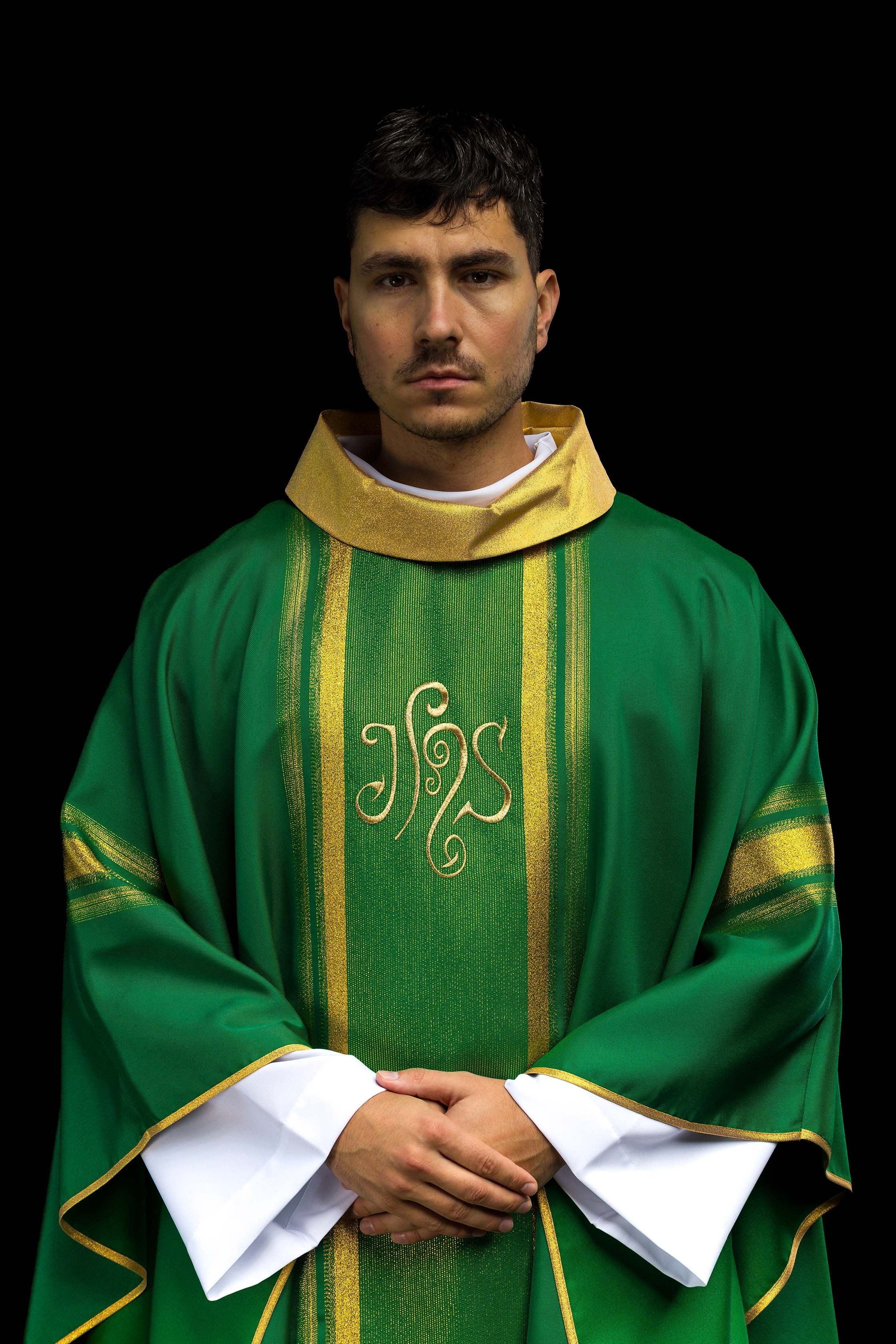 Casulla verde con bordado IHS y rayas dorada