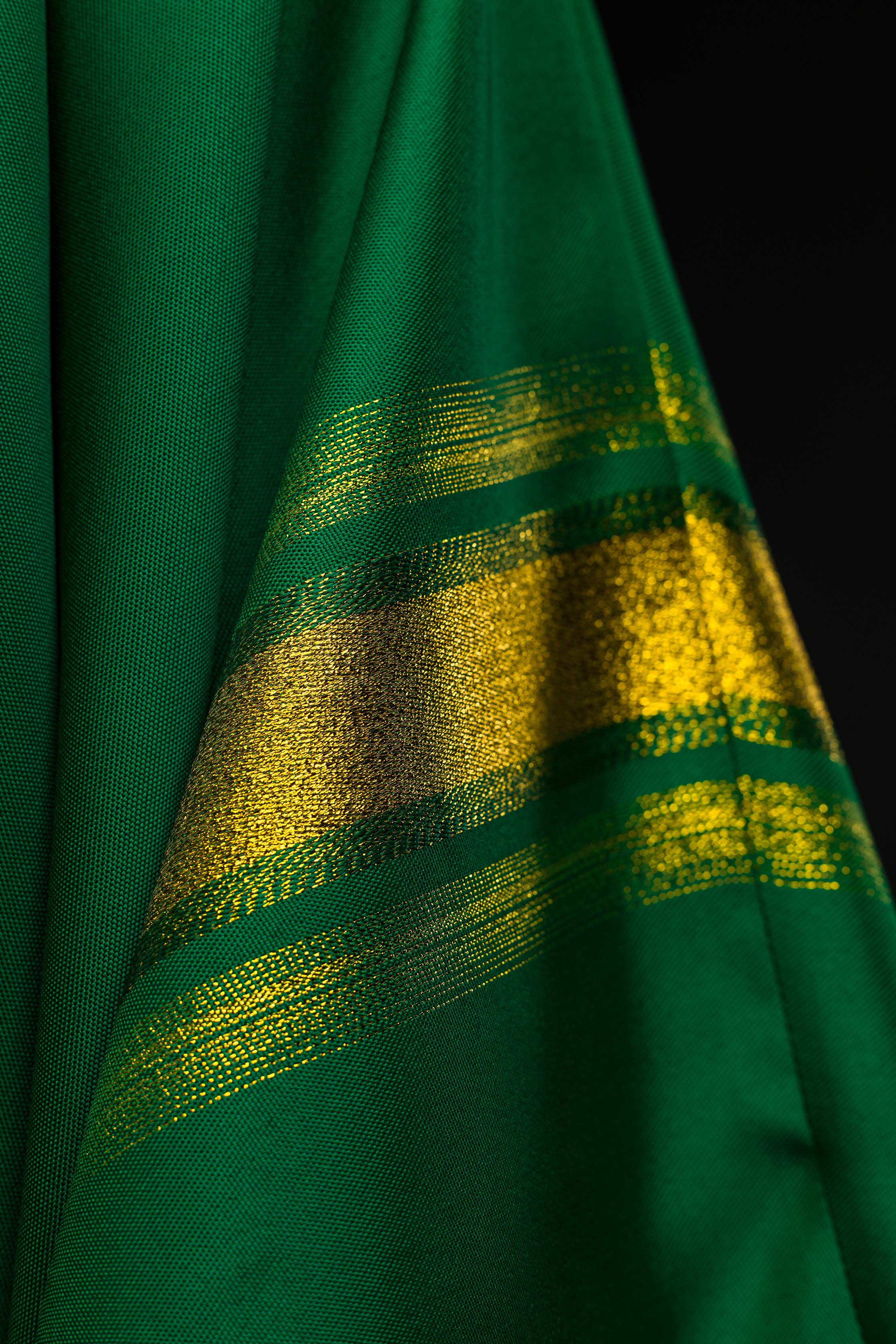 Casulla verde con bordado IHS y rayas dorada