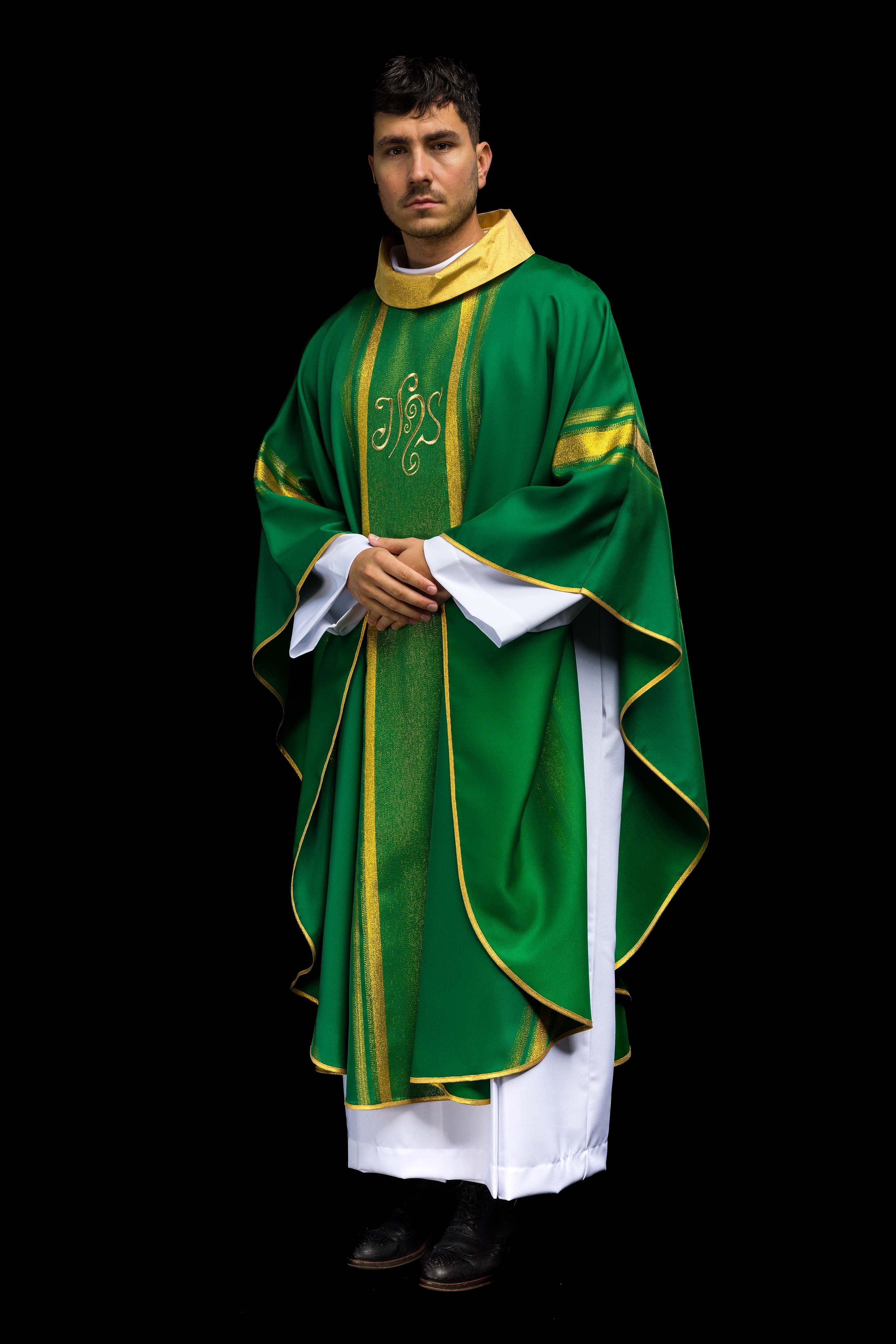 Casulla verde con bordado IHS y rayas dorada