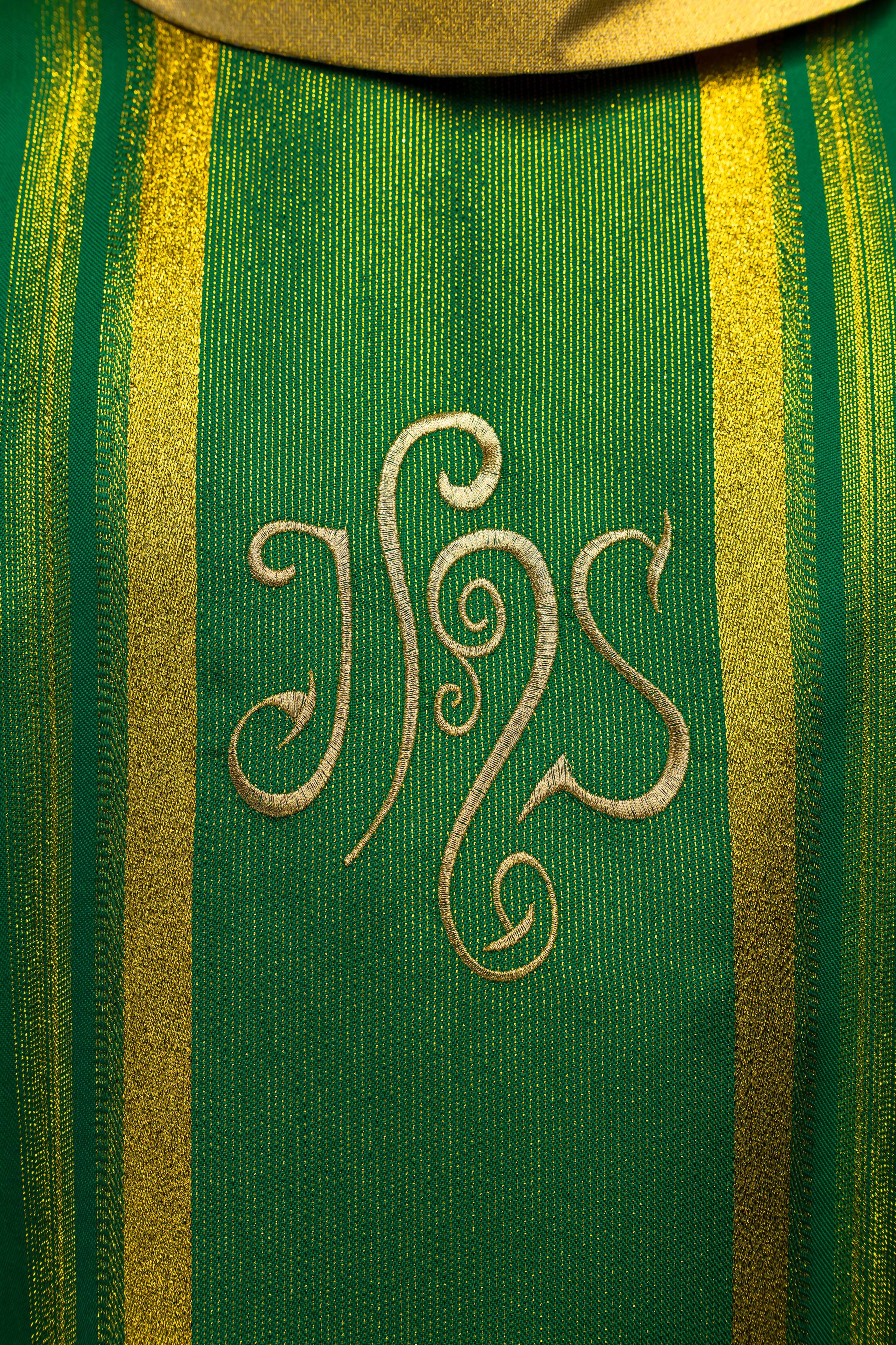 Casulla verde con bordado IHS y rayas dorada