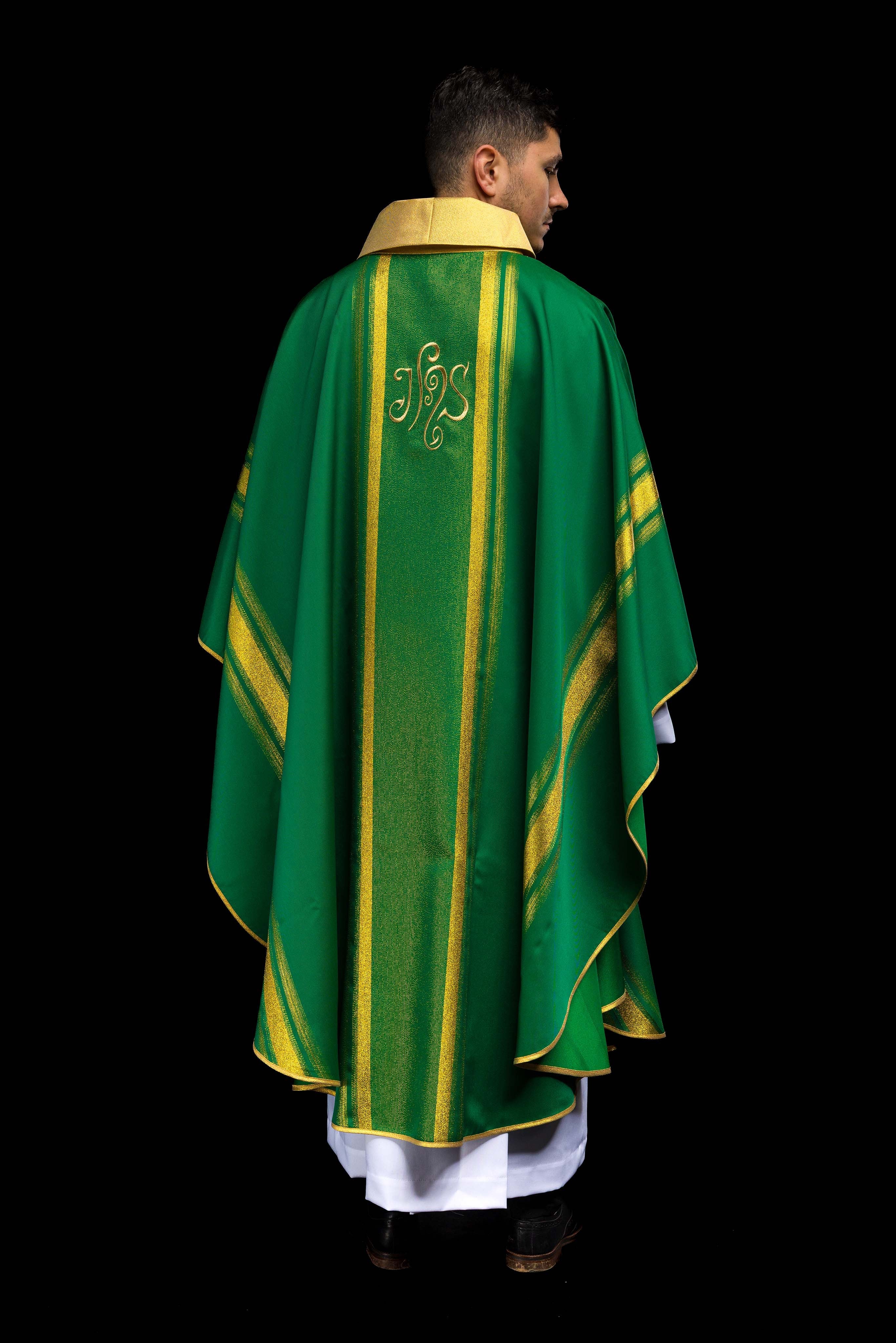 Casulla verde con bordado IHS y rayas dorada