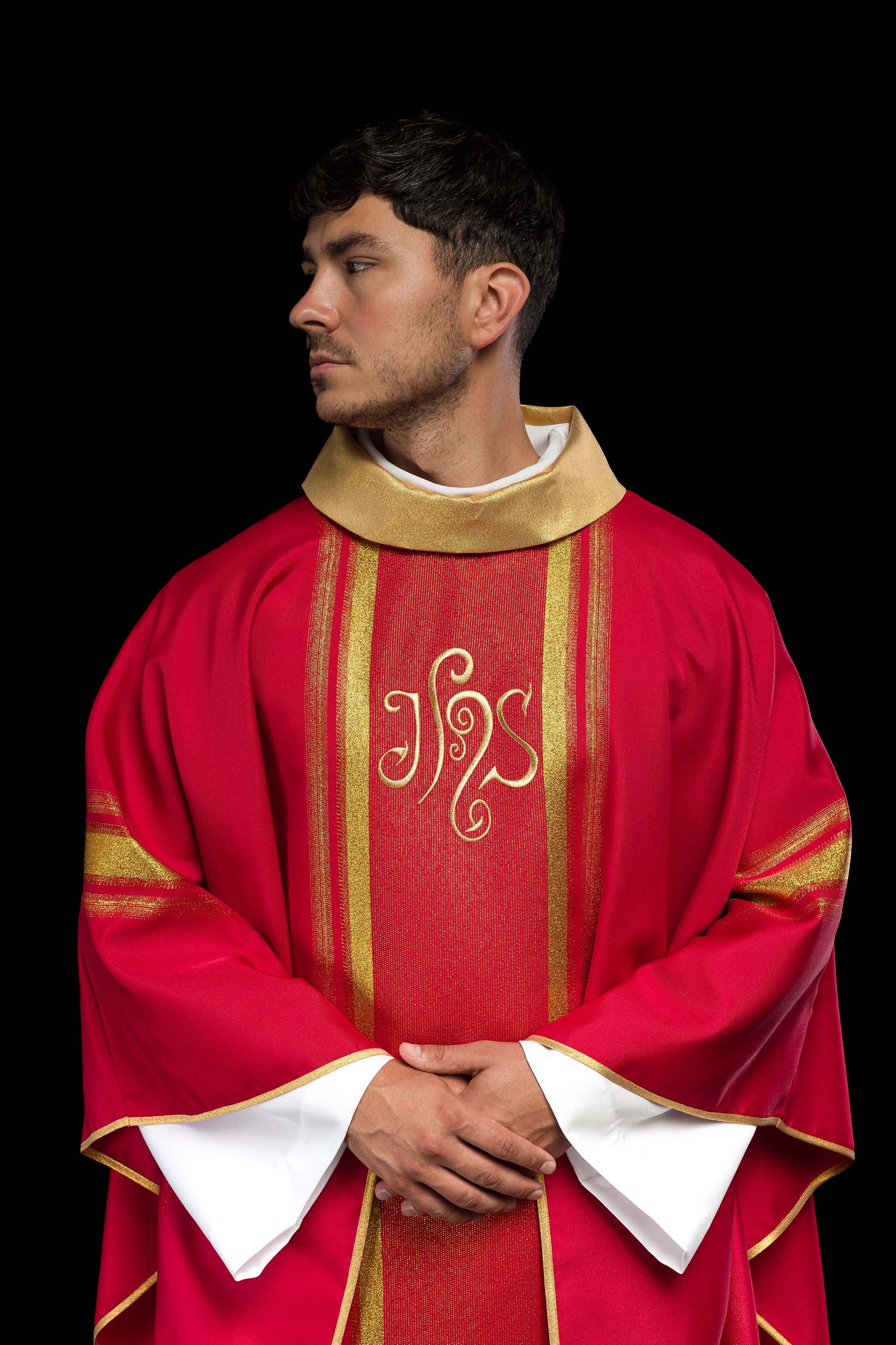 Casulla roja con bordado IHS y rayas dorada