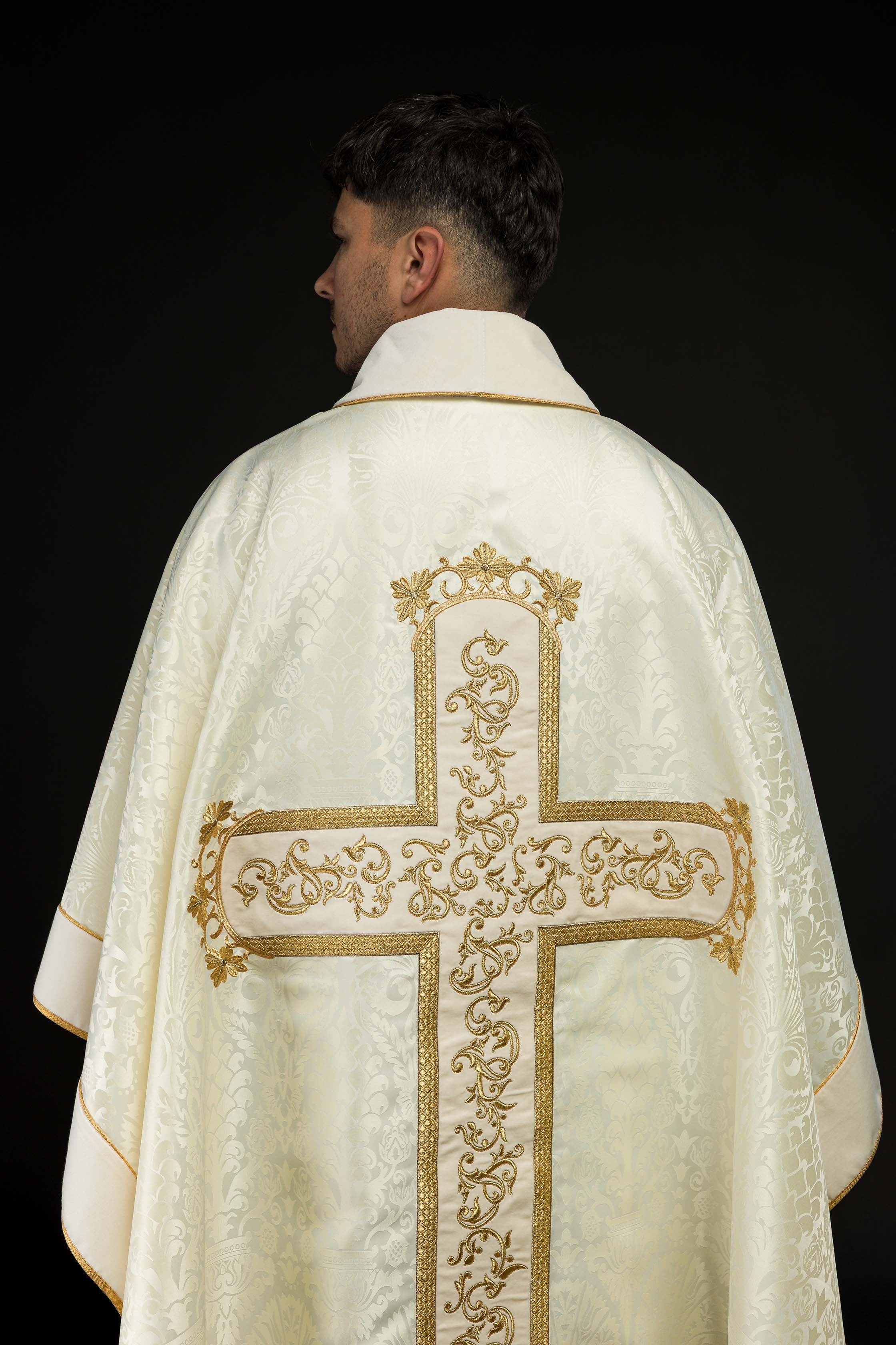 Casulla marfil con bordado Jesucristo, la tela decorativa