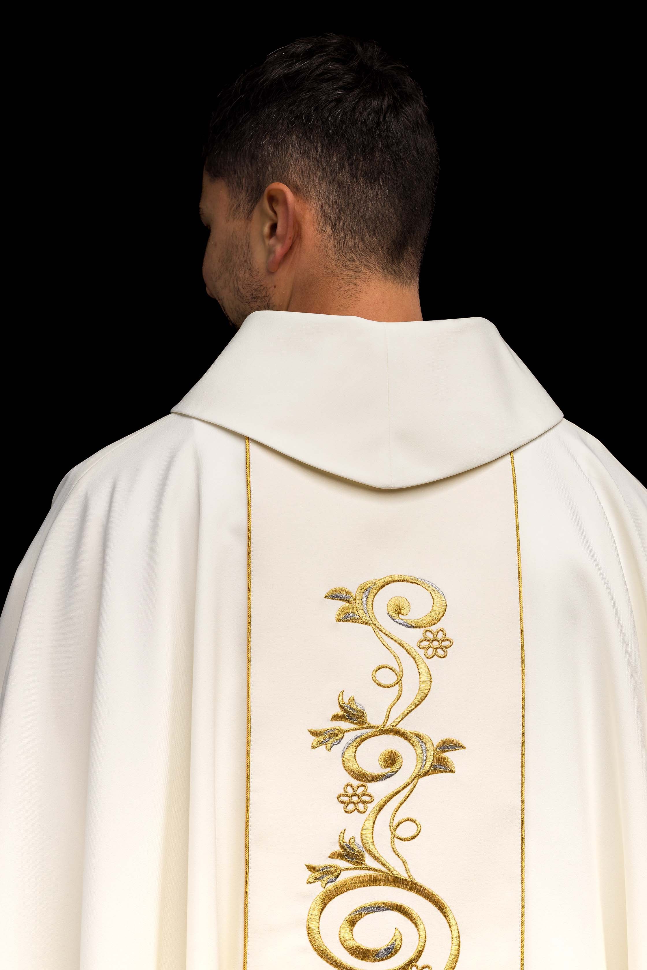 Casulla marfil para Navidad con la imagen de la Sagrada Familia