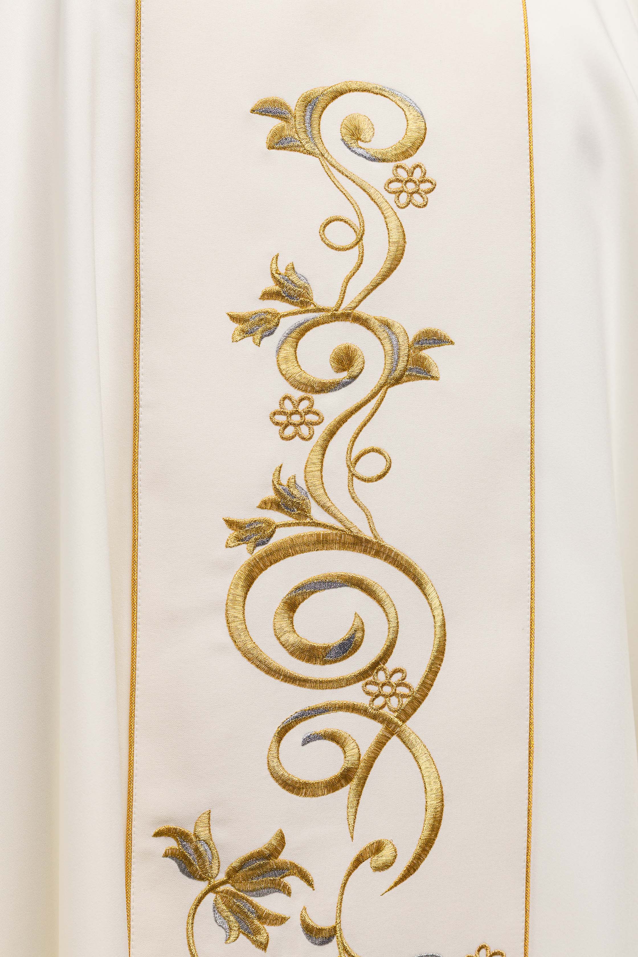 Casulla marfil para Navidad con la imagen de la Sagrada Familia