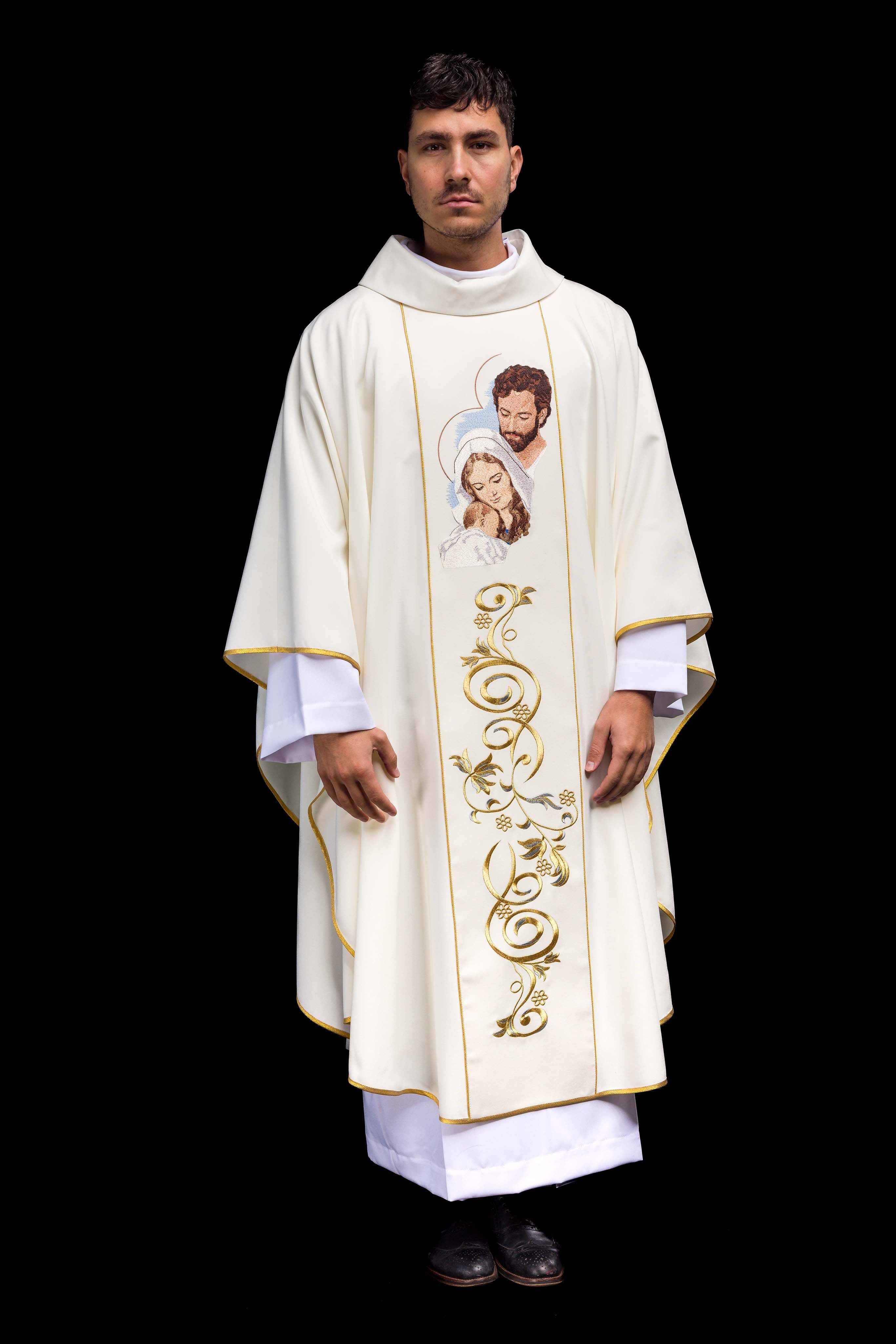 Casulla marfil para Navidad con la imagen de la Sagrada Familia