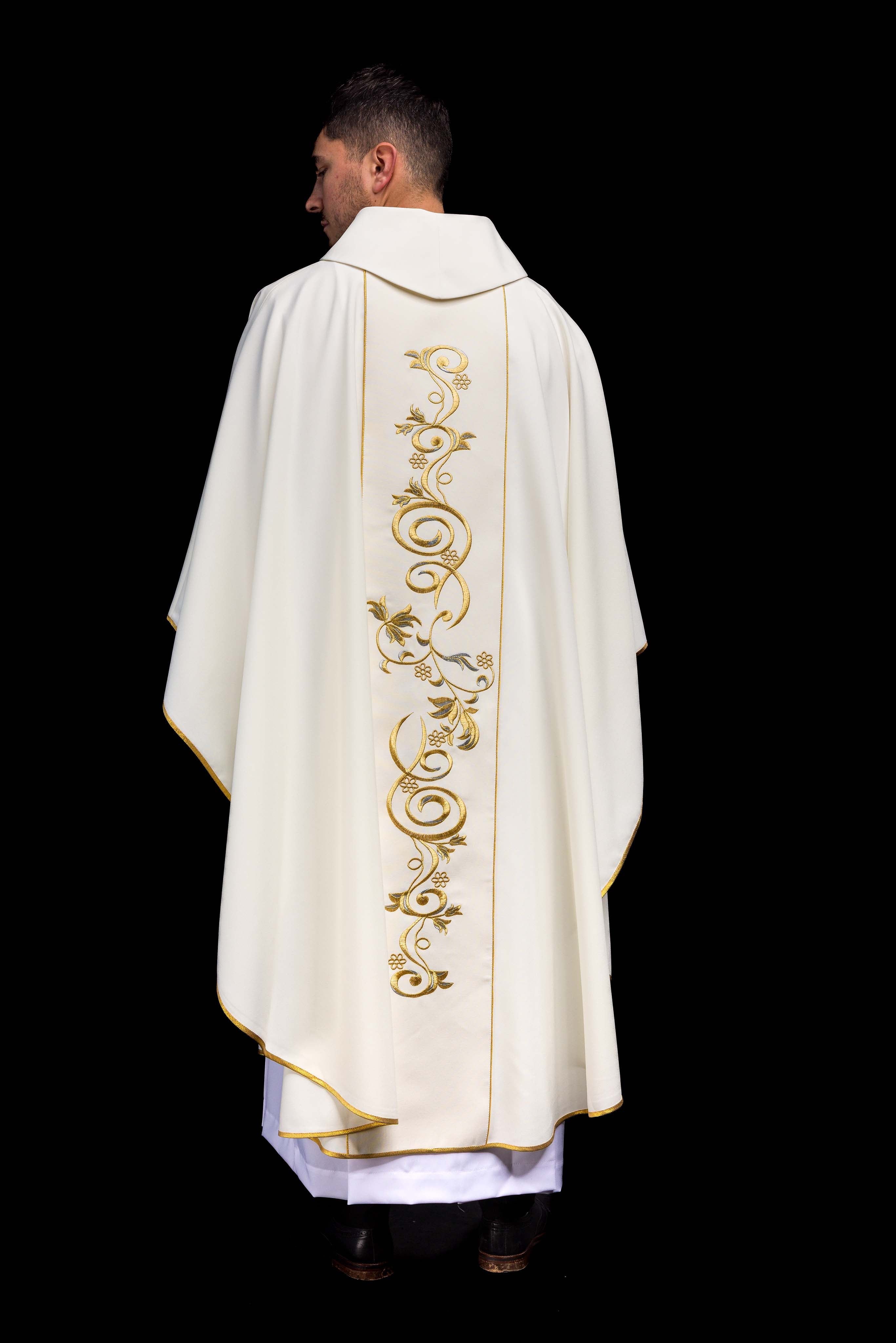 Casulla marfil para Navidad con la imagen de la Sagrada Familia
