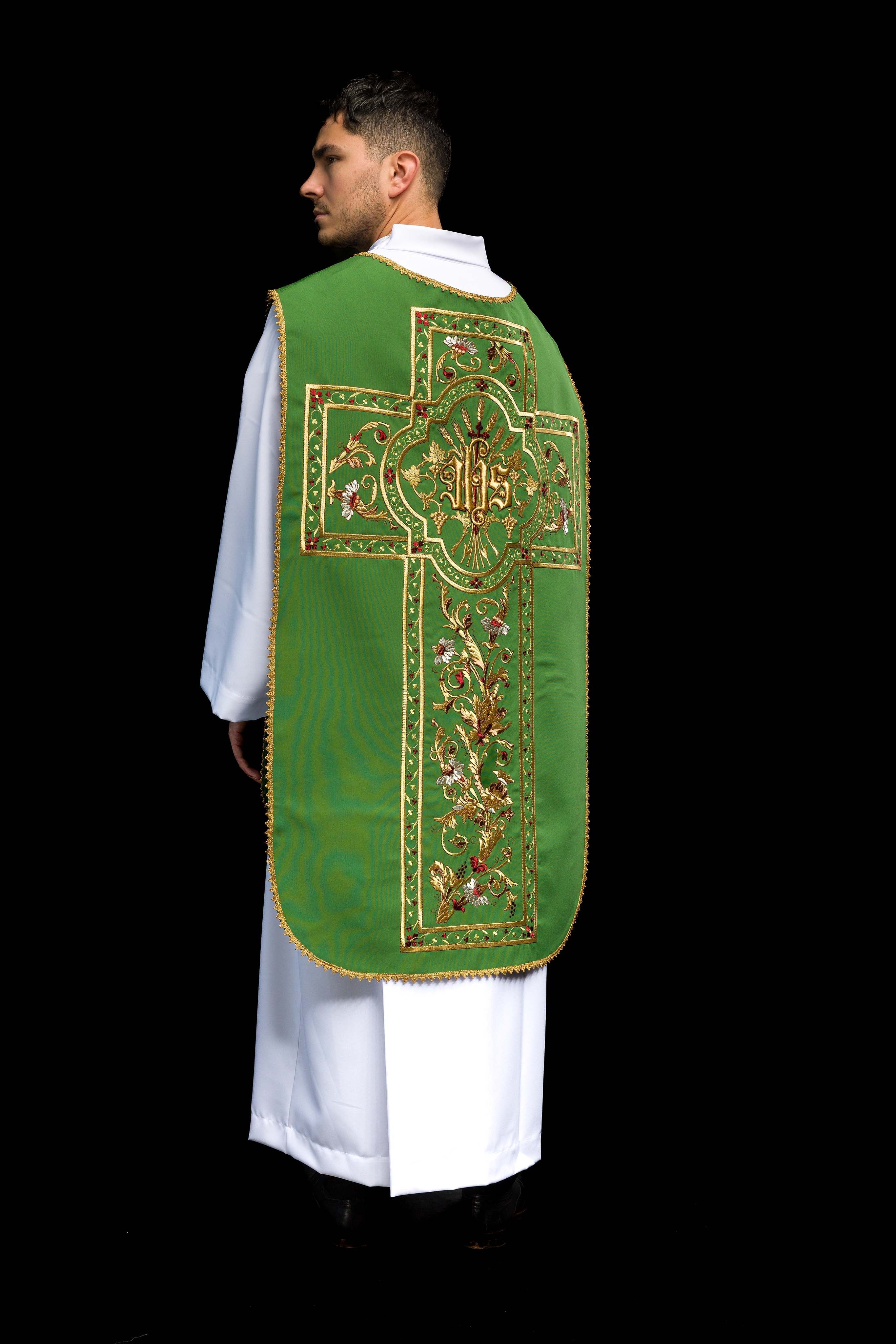 Casulla romana verde bordada con motivo IHS