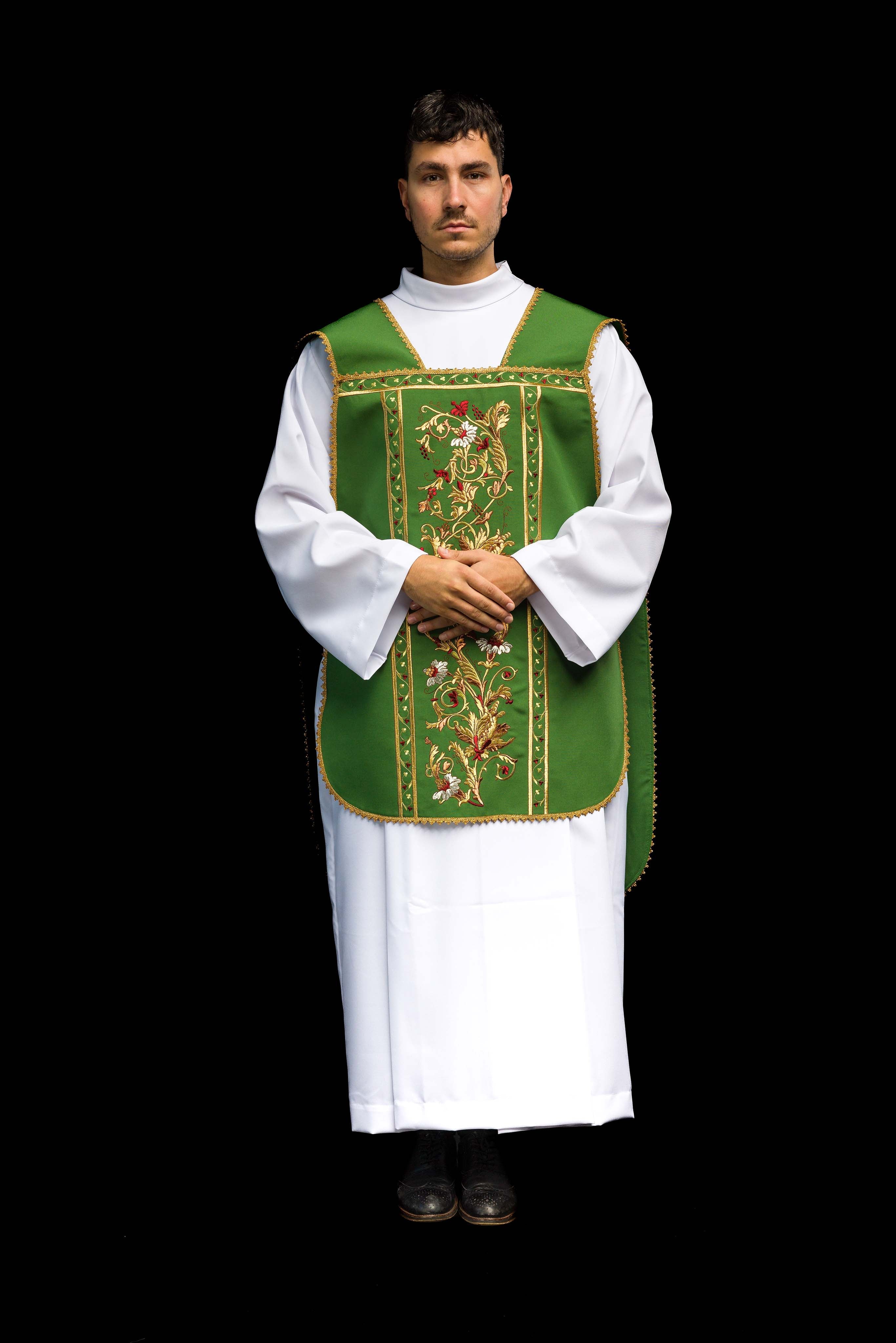 Casulla romana verde bordada con motivo IHS