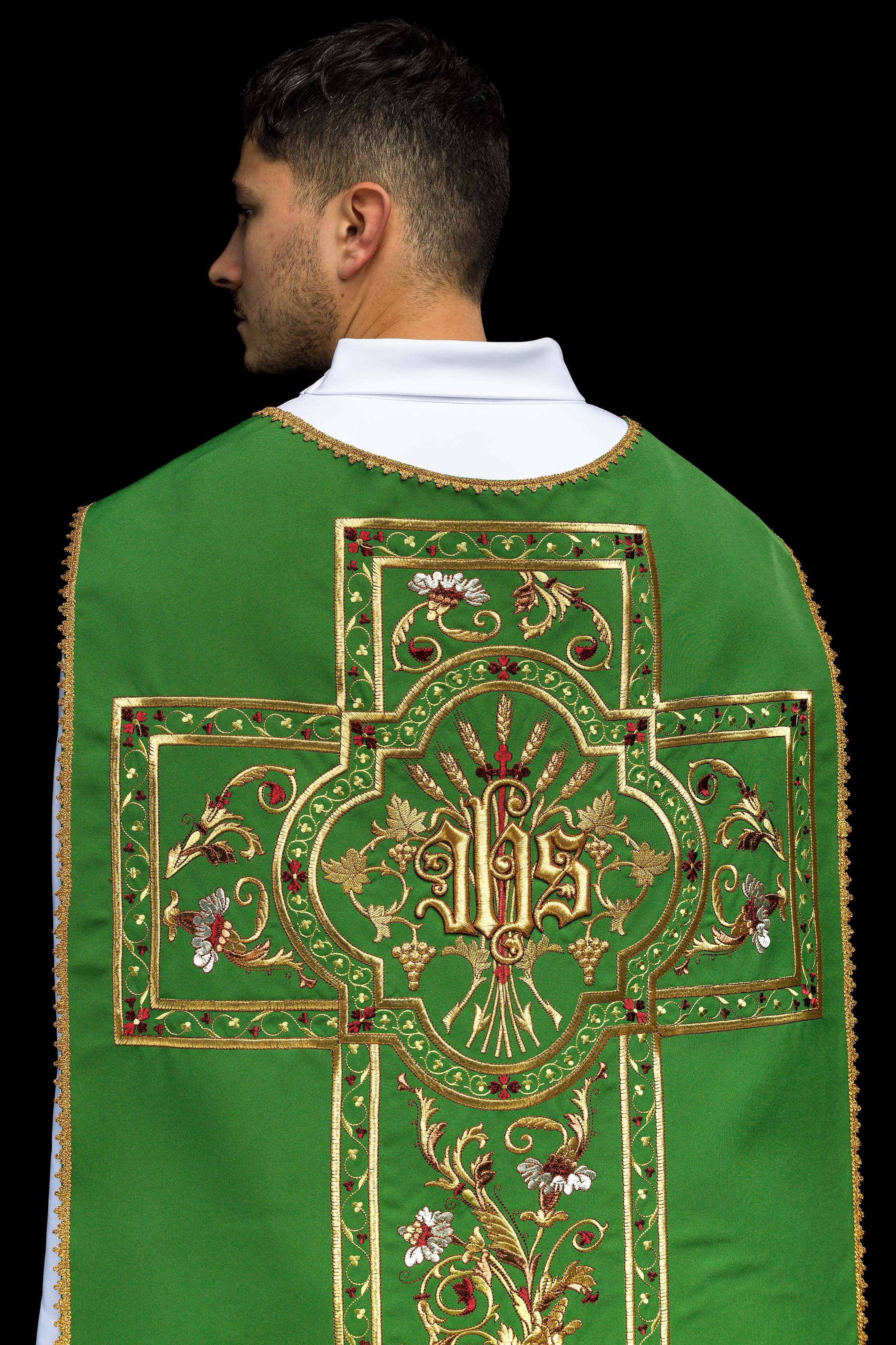 Casulla romana verde bordada con motivo IHS