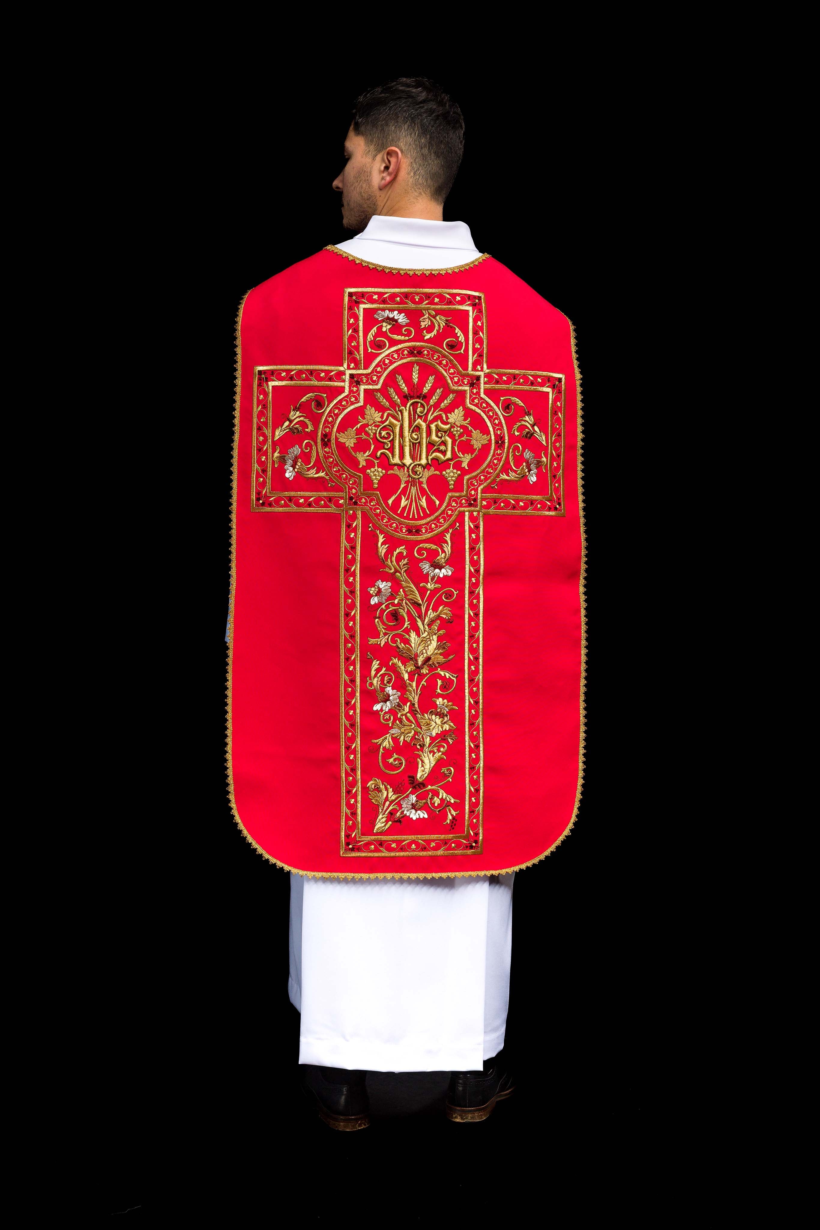 Casulla romana roja bordada con motivo IHS