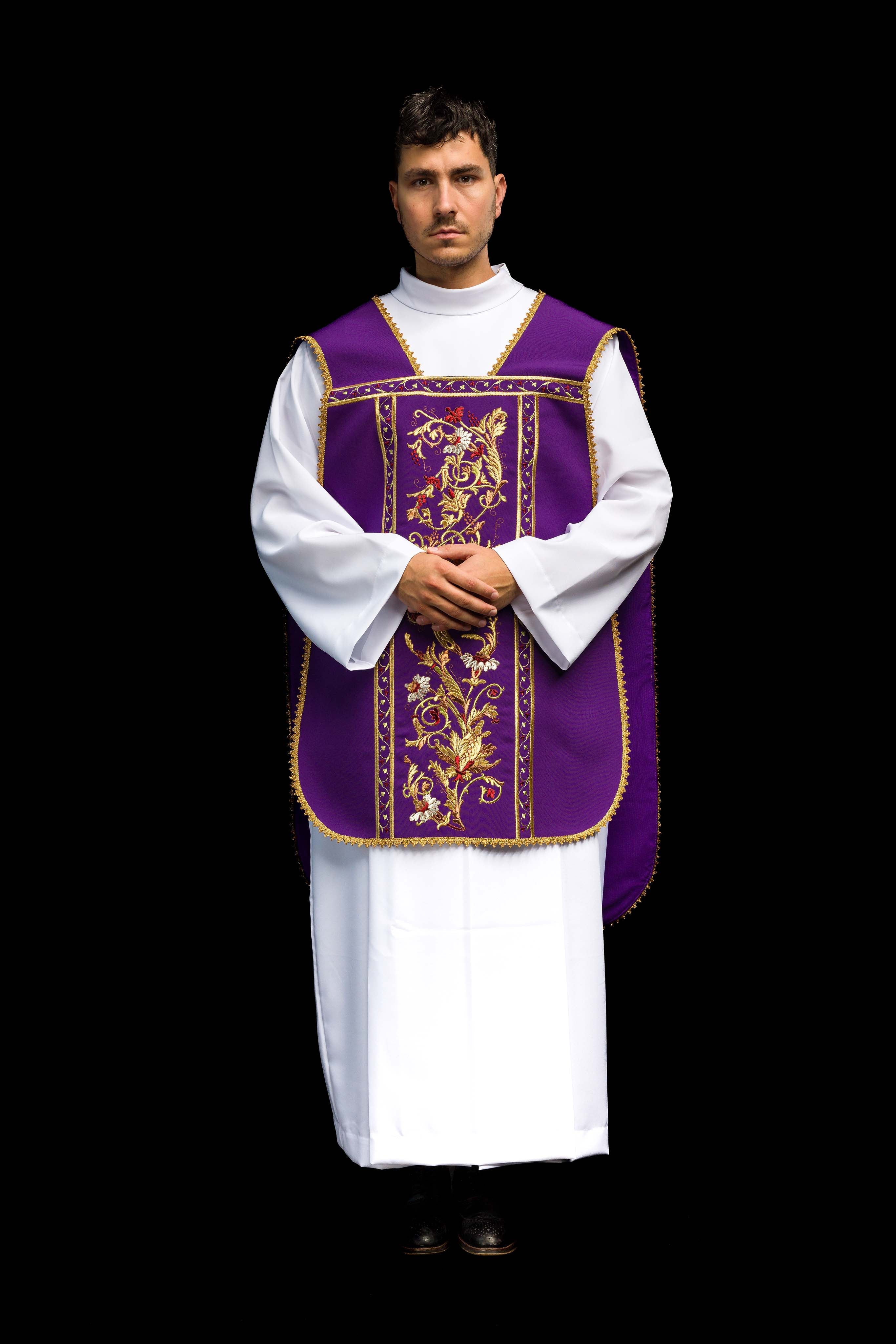 Casulla romana morada bordada con motivo IHS