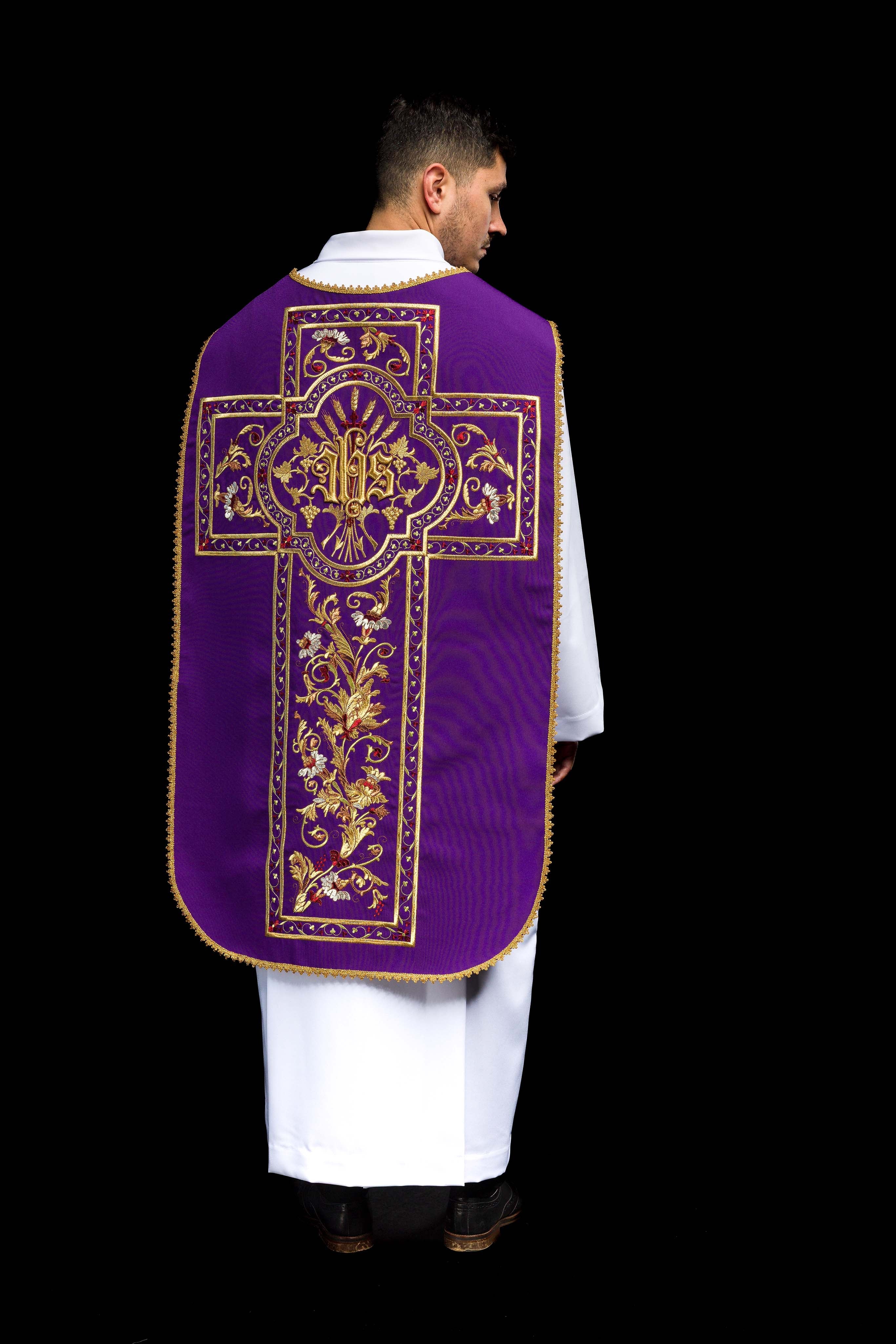 Casulla romana morada bordada con motivo IHS