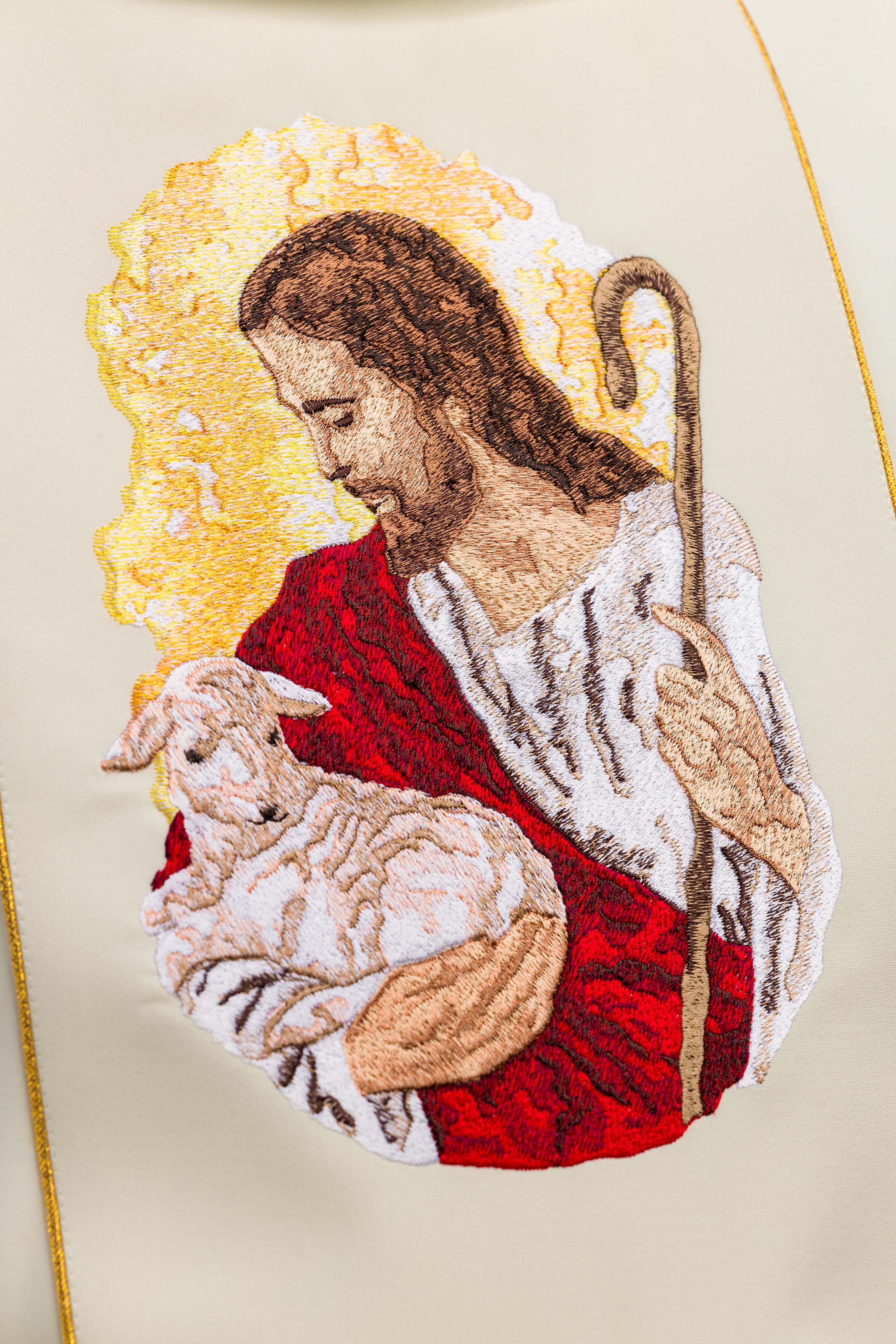 Casulla marfil con bordado imagen Jesús el Buen Pastor