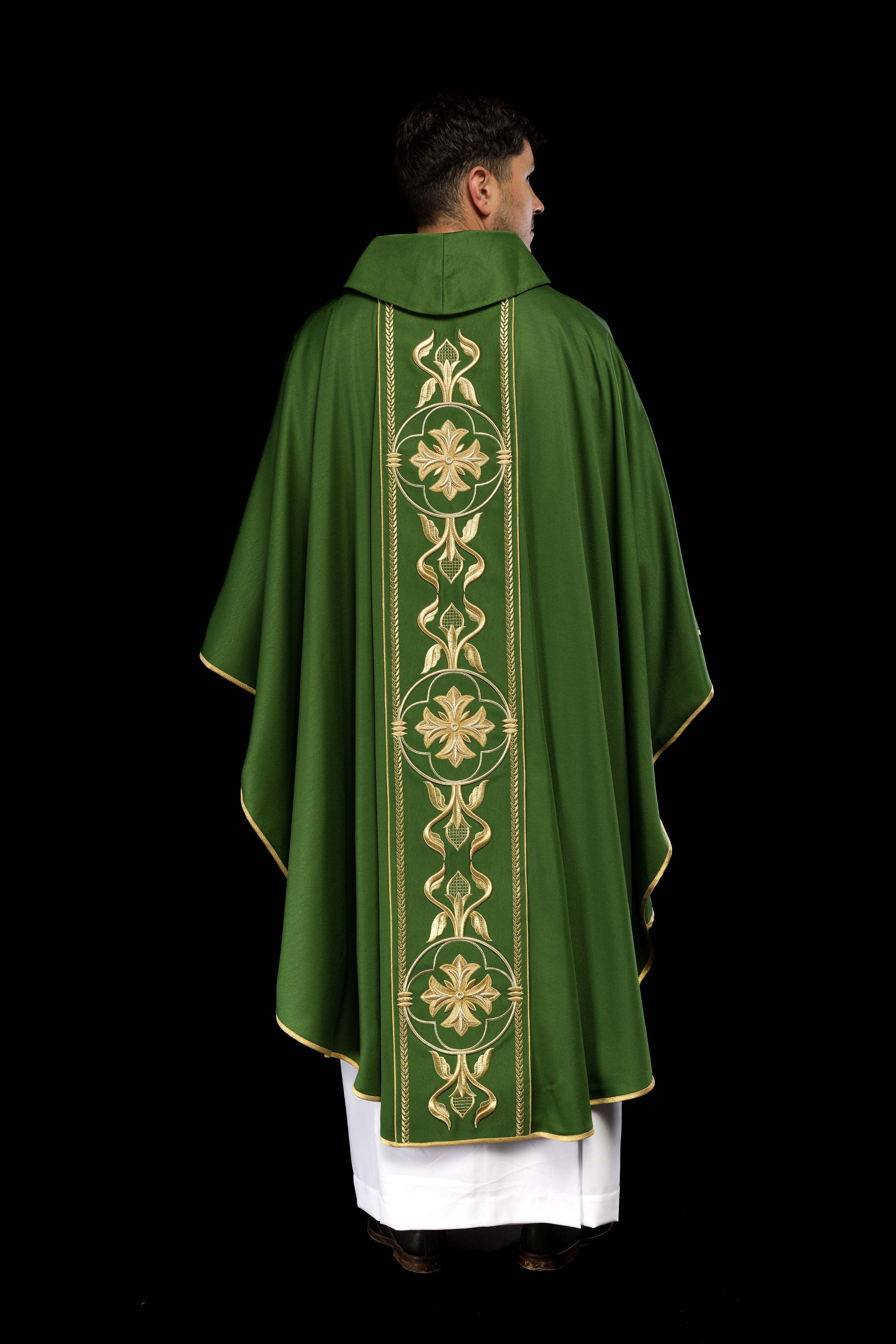 Casulla verde con galón ricamente bordado