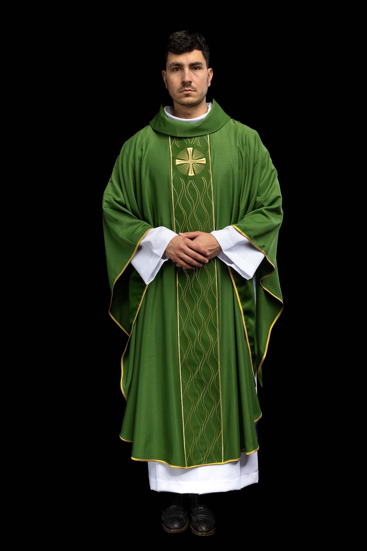 Casulla verde bordada con cruz