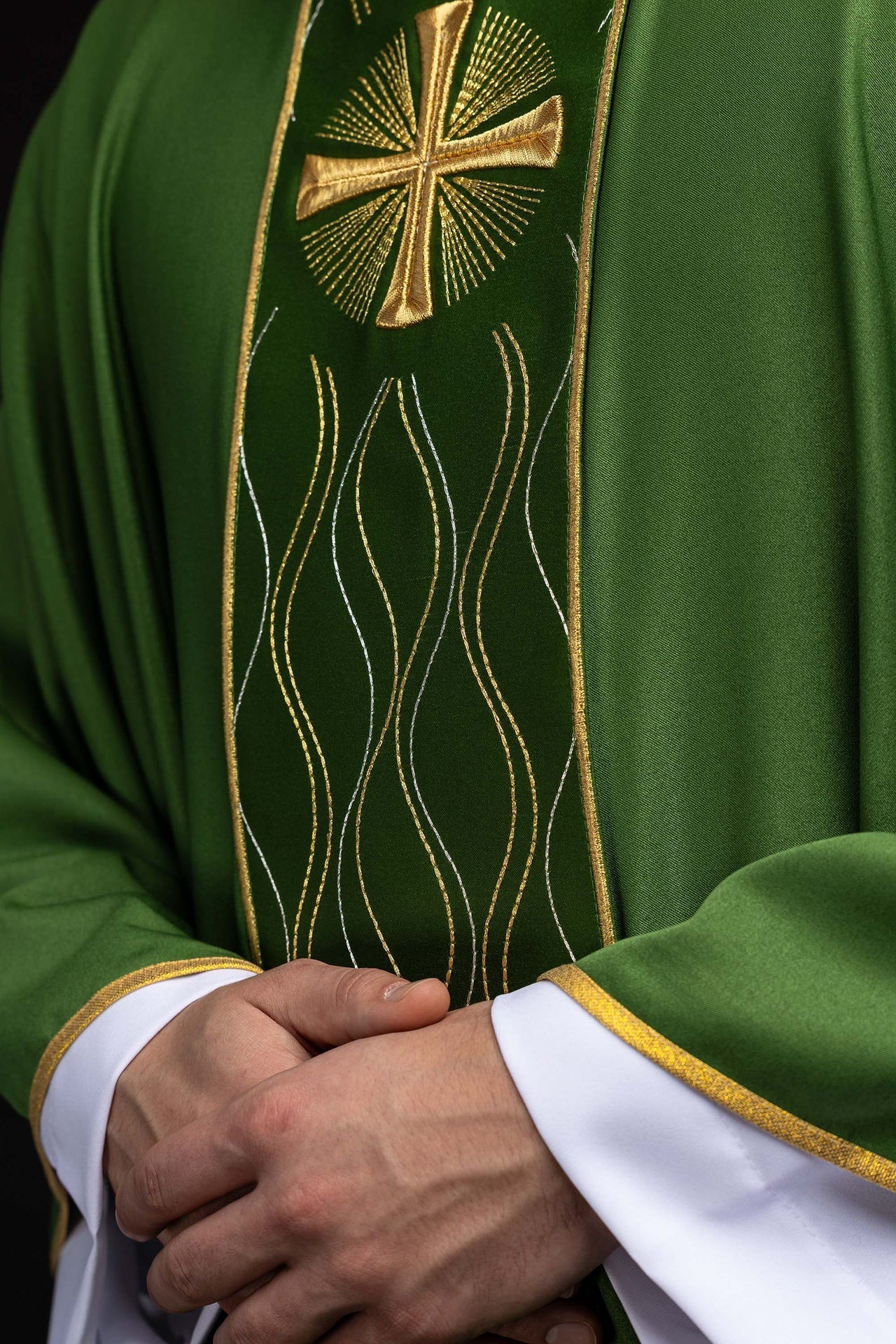 Casulla verde bordada con cruz