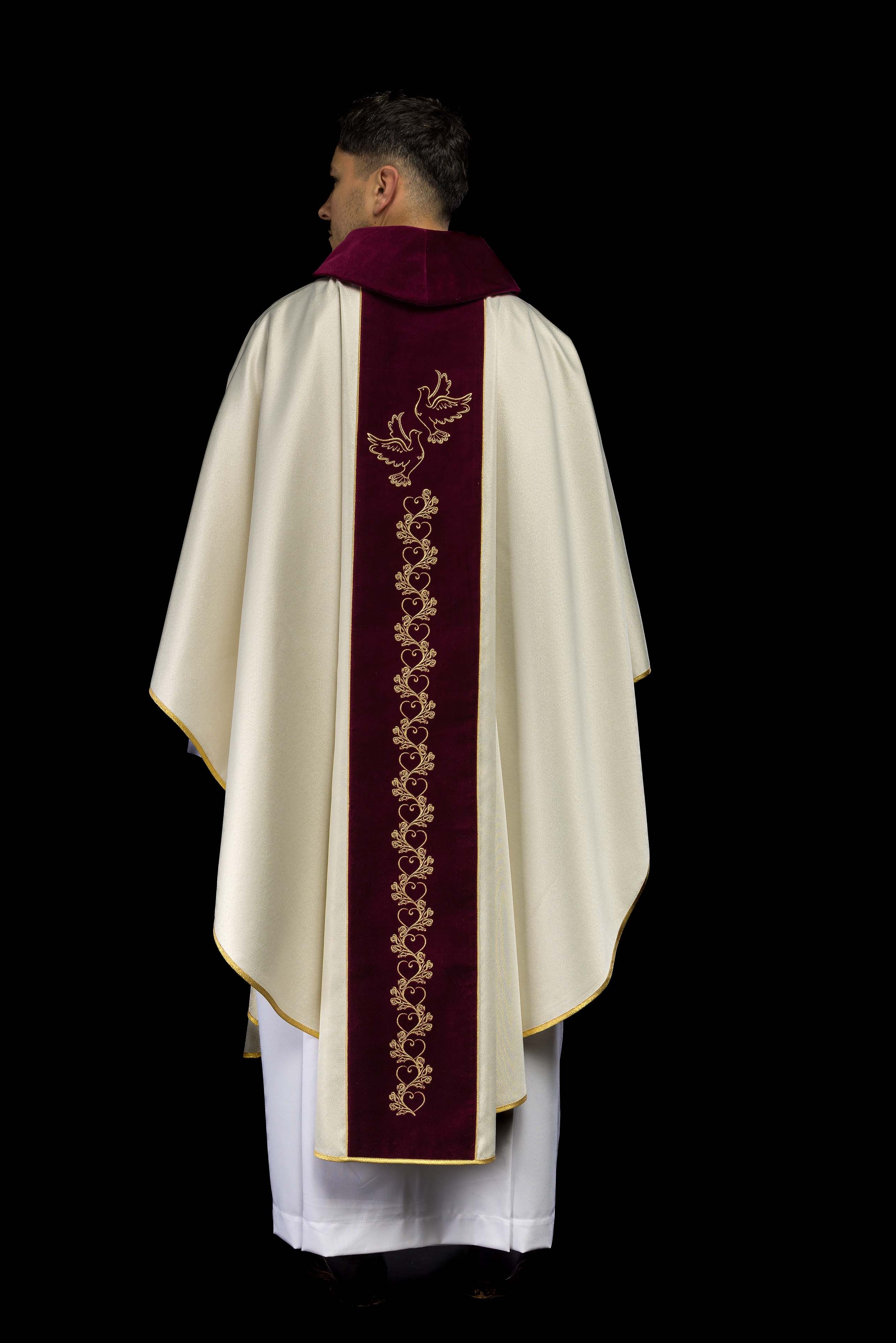 Casulla marfil de boda con galón rojo oscuro terciopelo