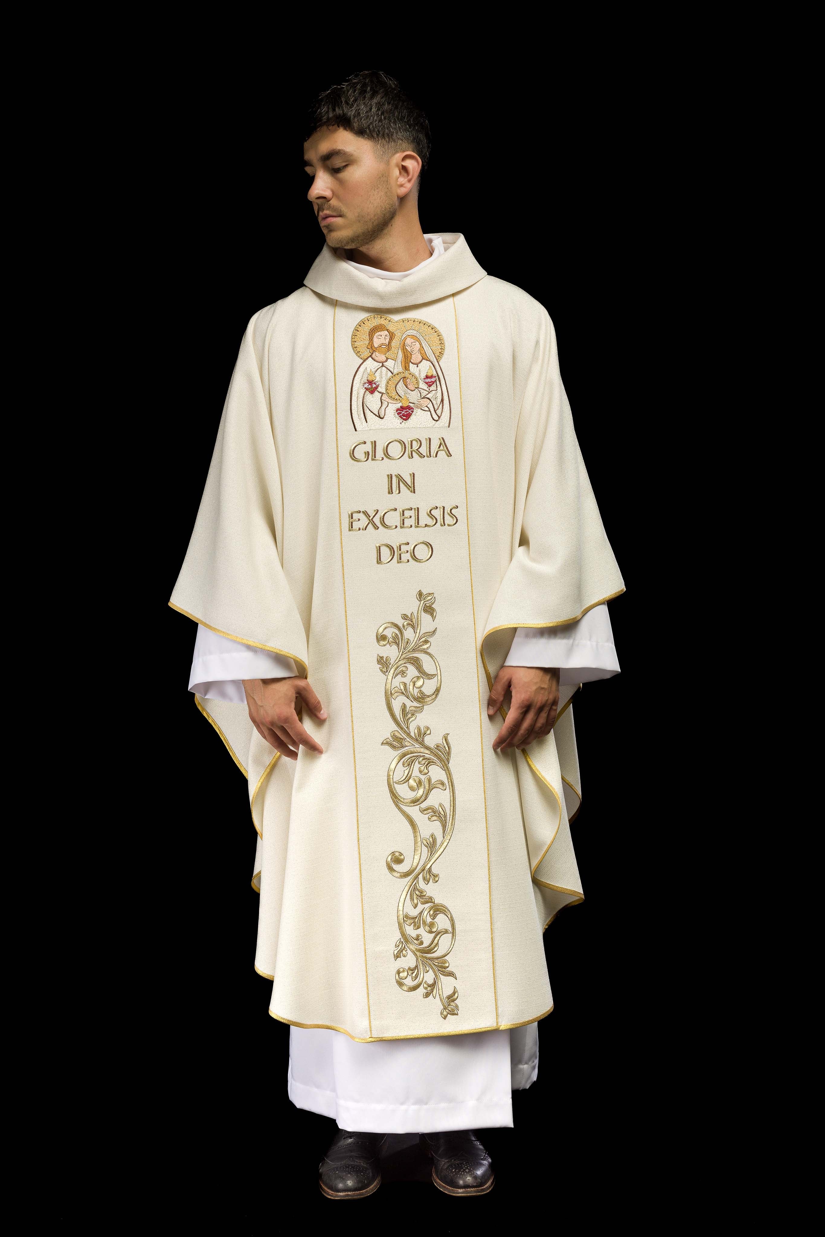 Casulla de Navidad bordada con la imagen de la Sagrada Familia