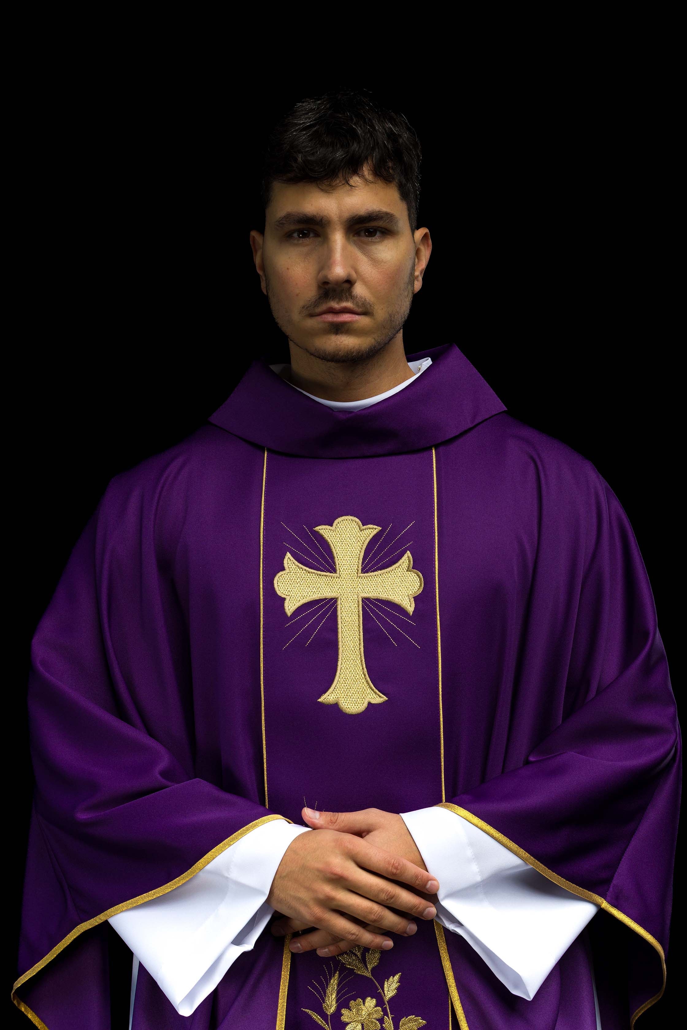 Casulla morada con bordado Cruz y Espigas