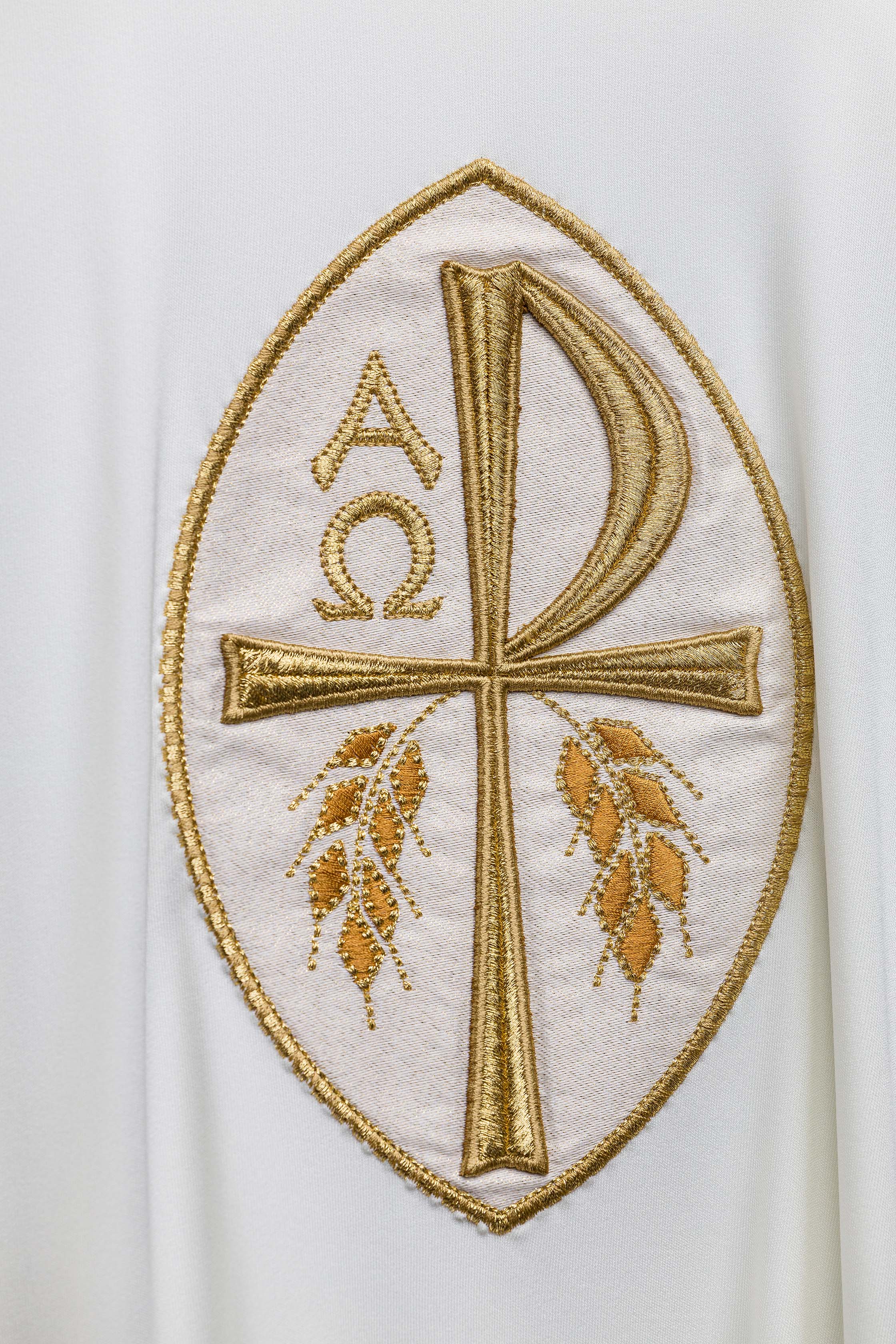 Casulla marfil con bordado PAX alfa y omega; tejido de punto