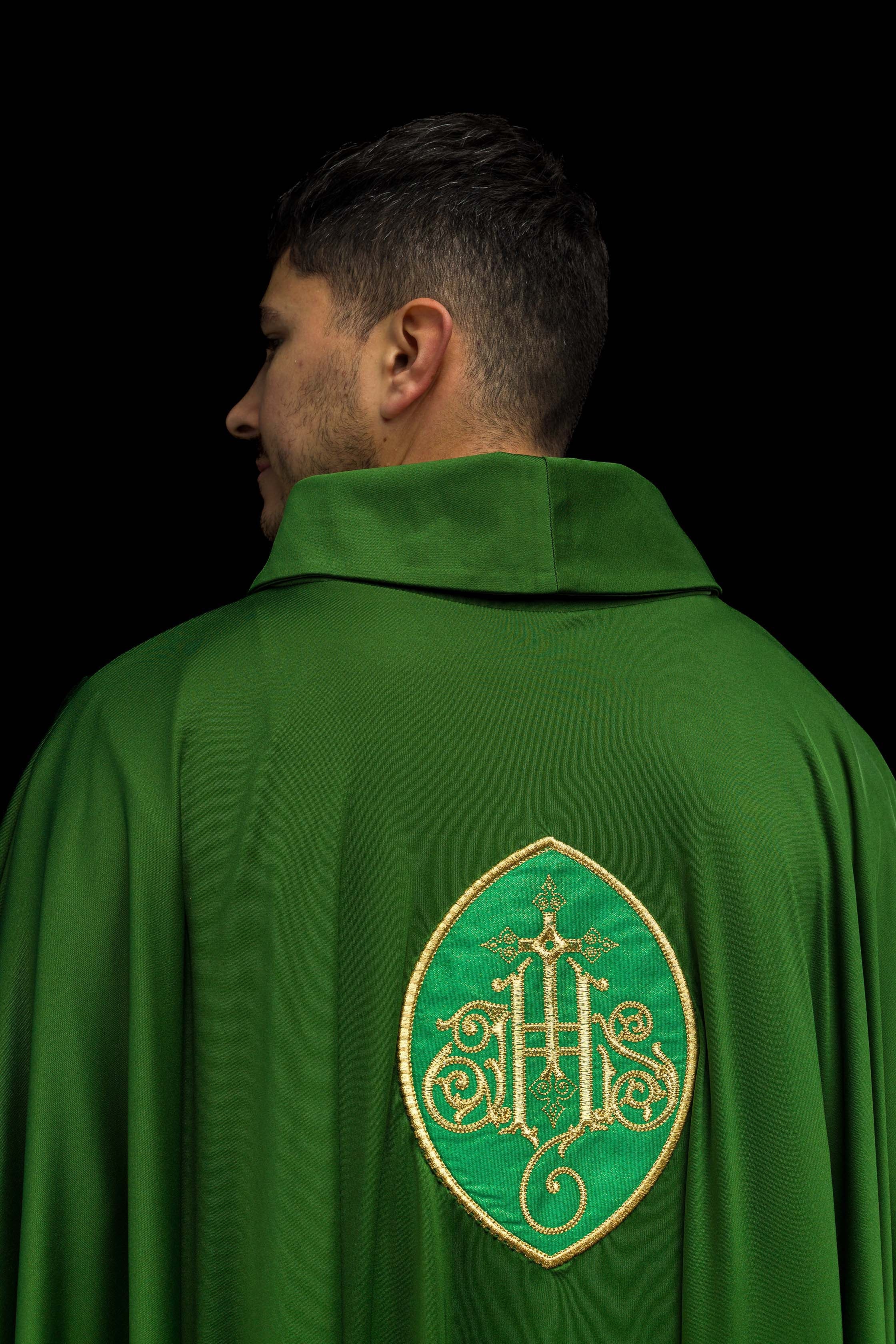 Casulla verde con bordado IHS; tejido de punto