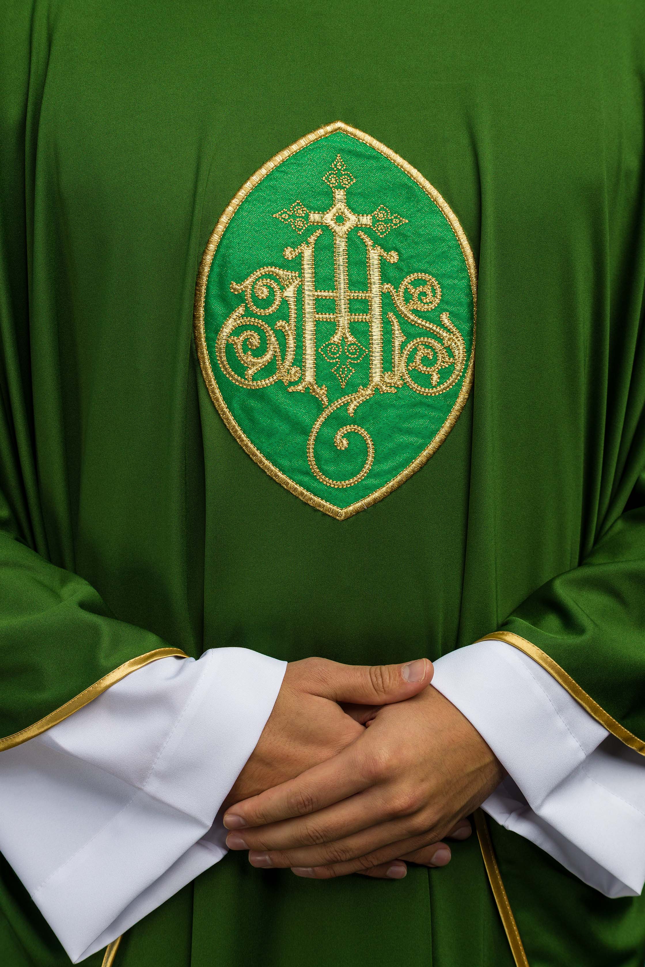 Casulla verde con bordado IHS; tejido de punto
