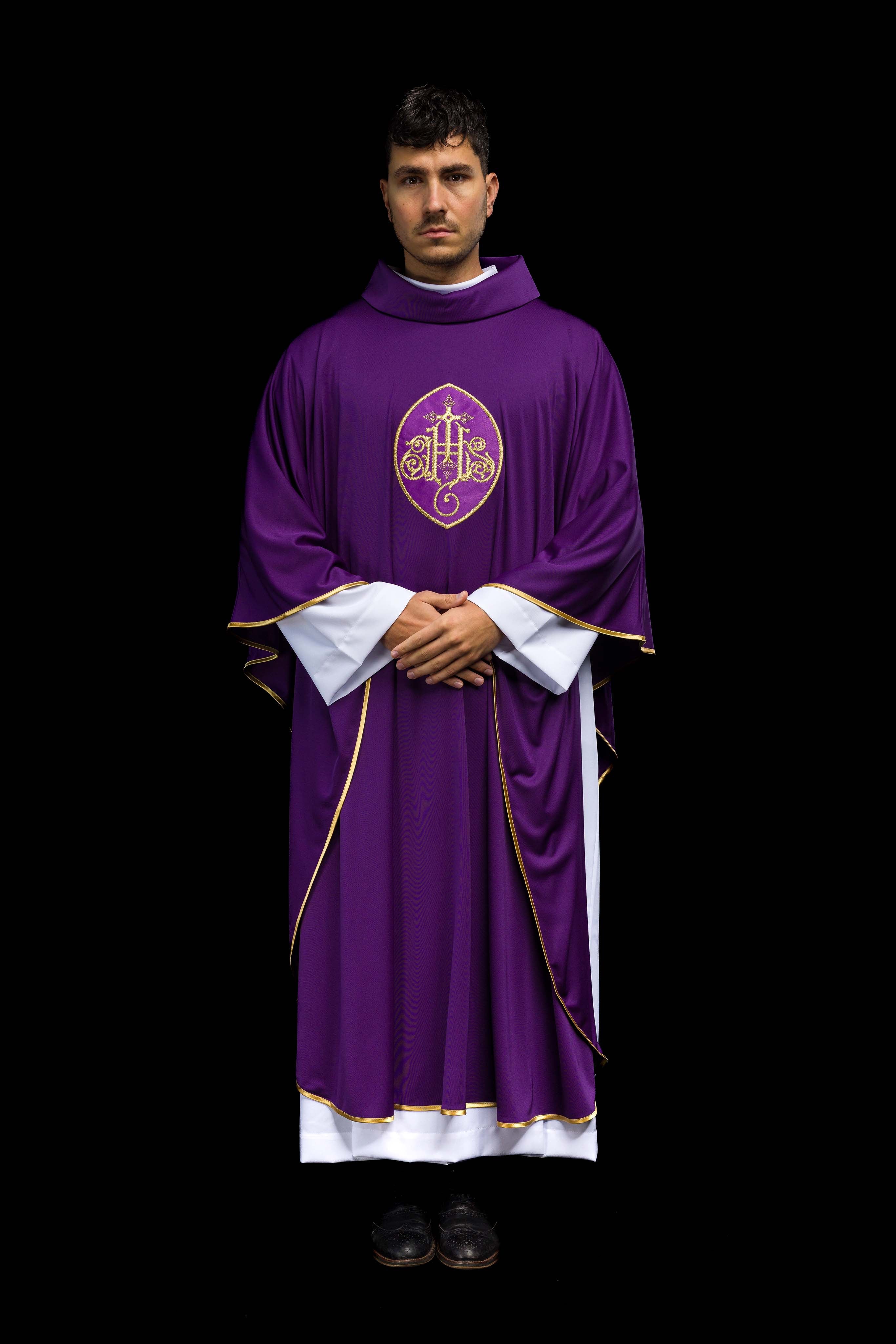 Casulla morada con bordado IHS; tejido de punto