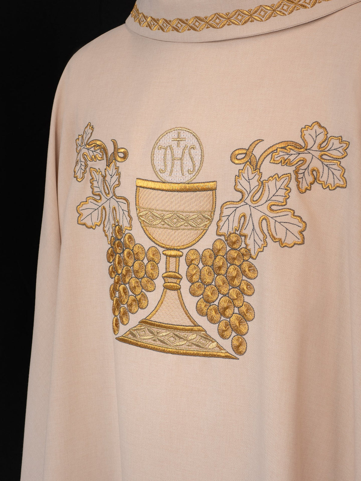 Casulla bordada beige con cáliz y uvas