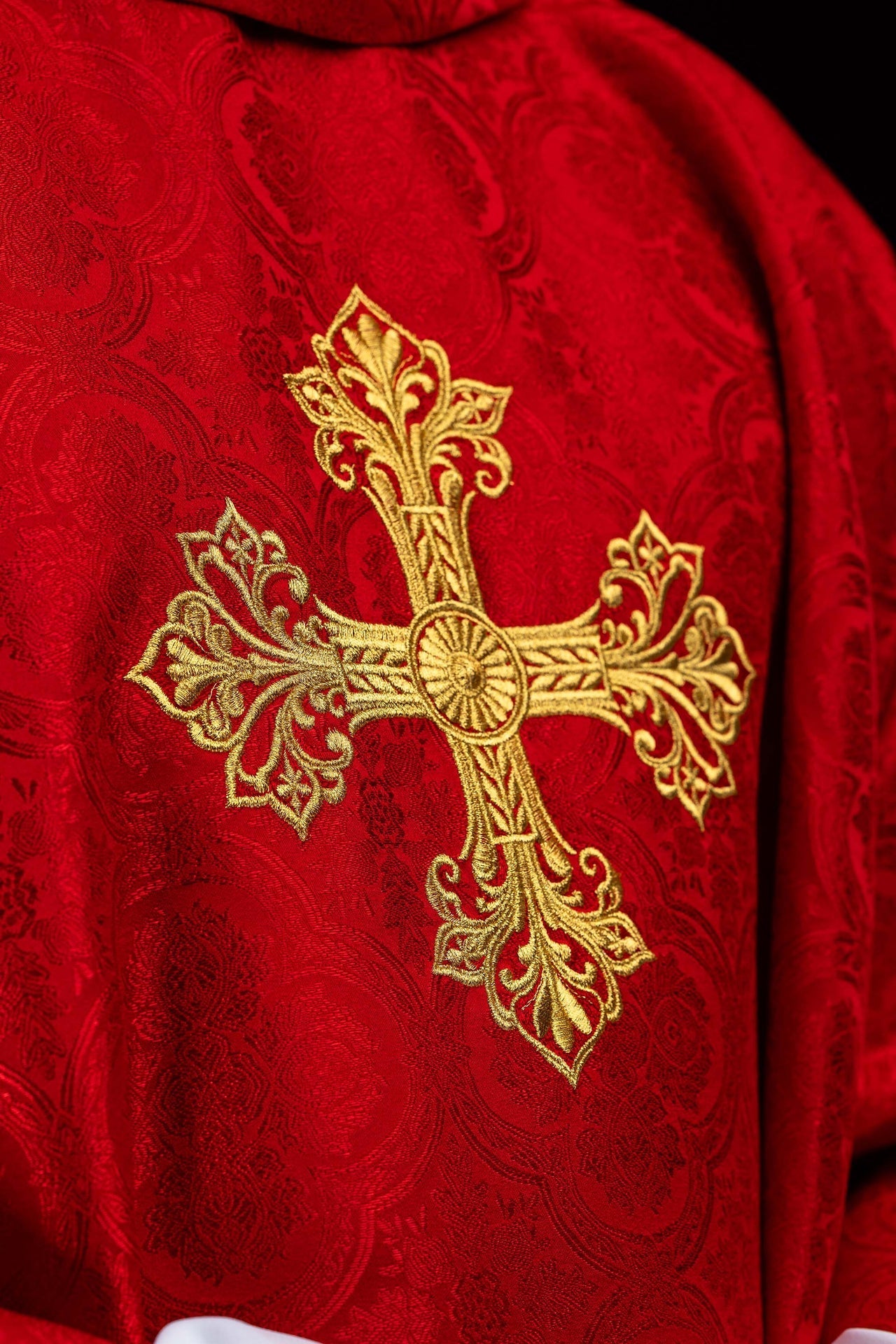 Casulla roja con cruz de tejido jacquard