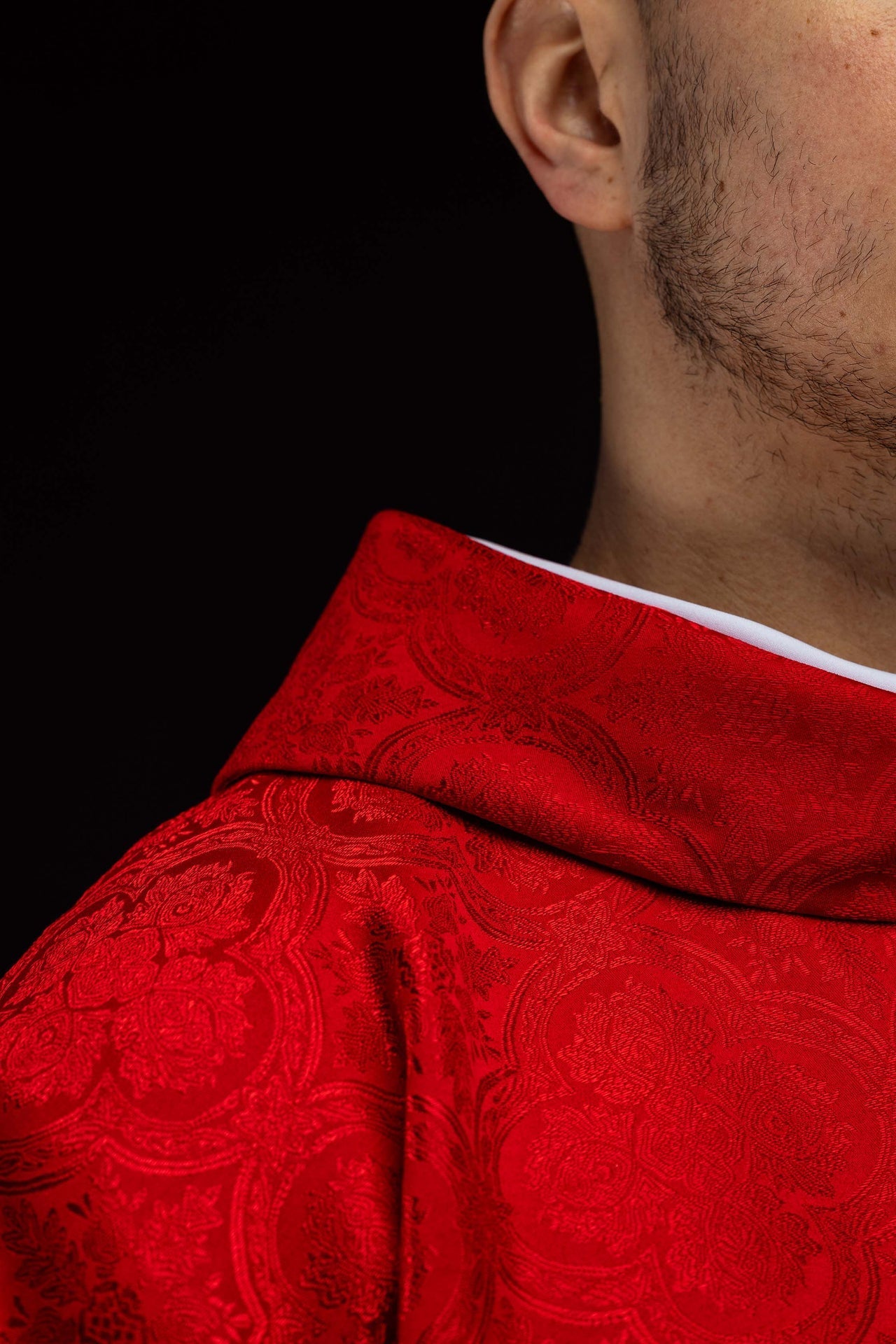 Casulla roja con cruz de tejido jacquard