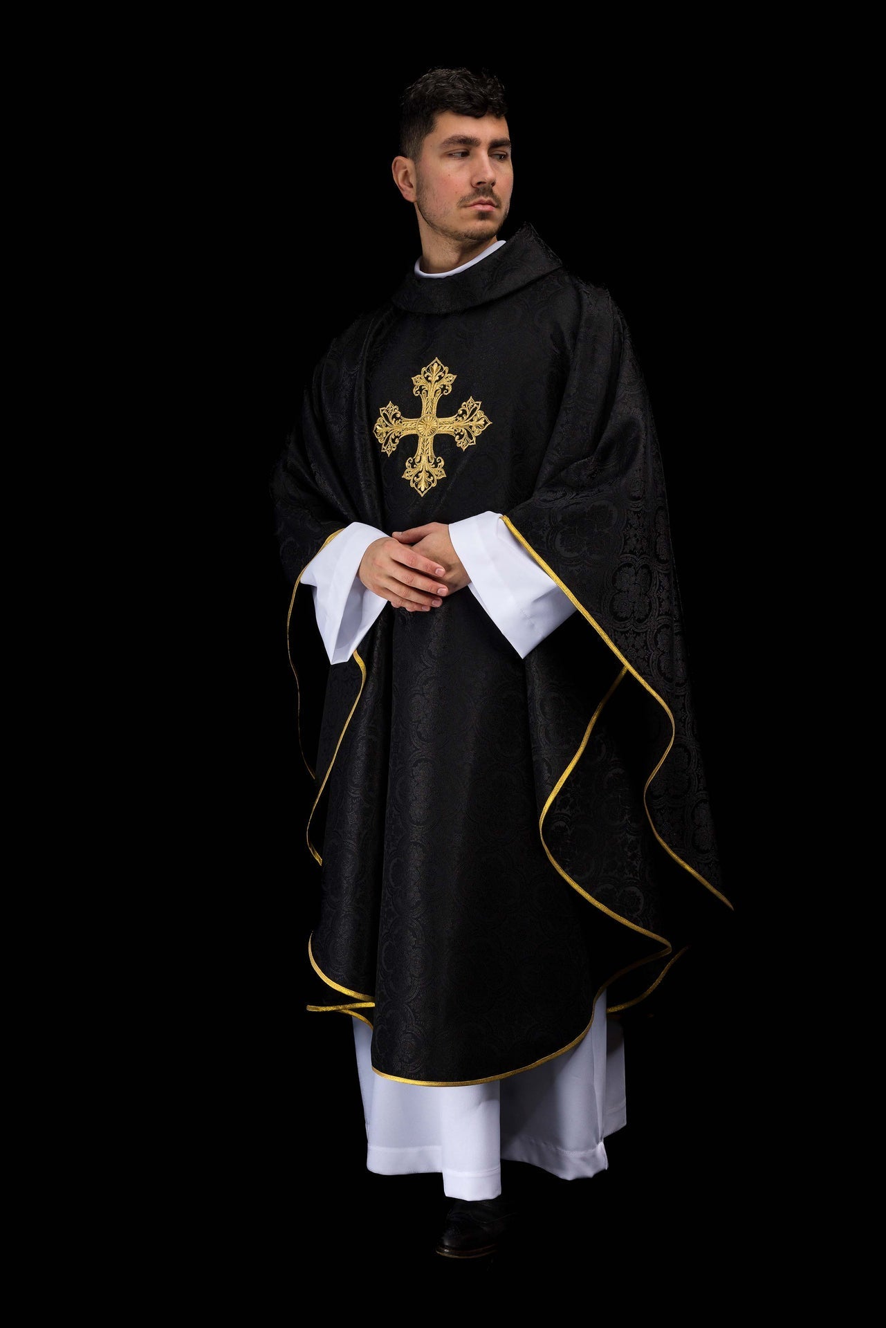 Casulla negra con cruz de tejido jacquard