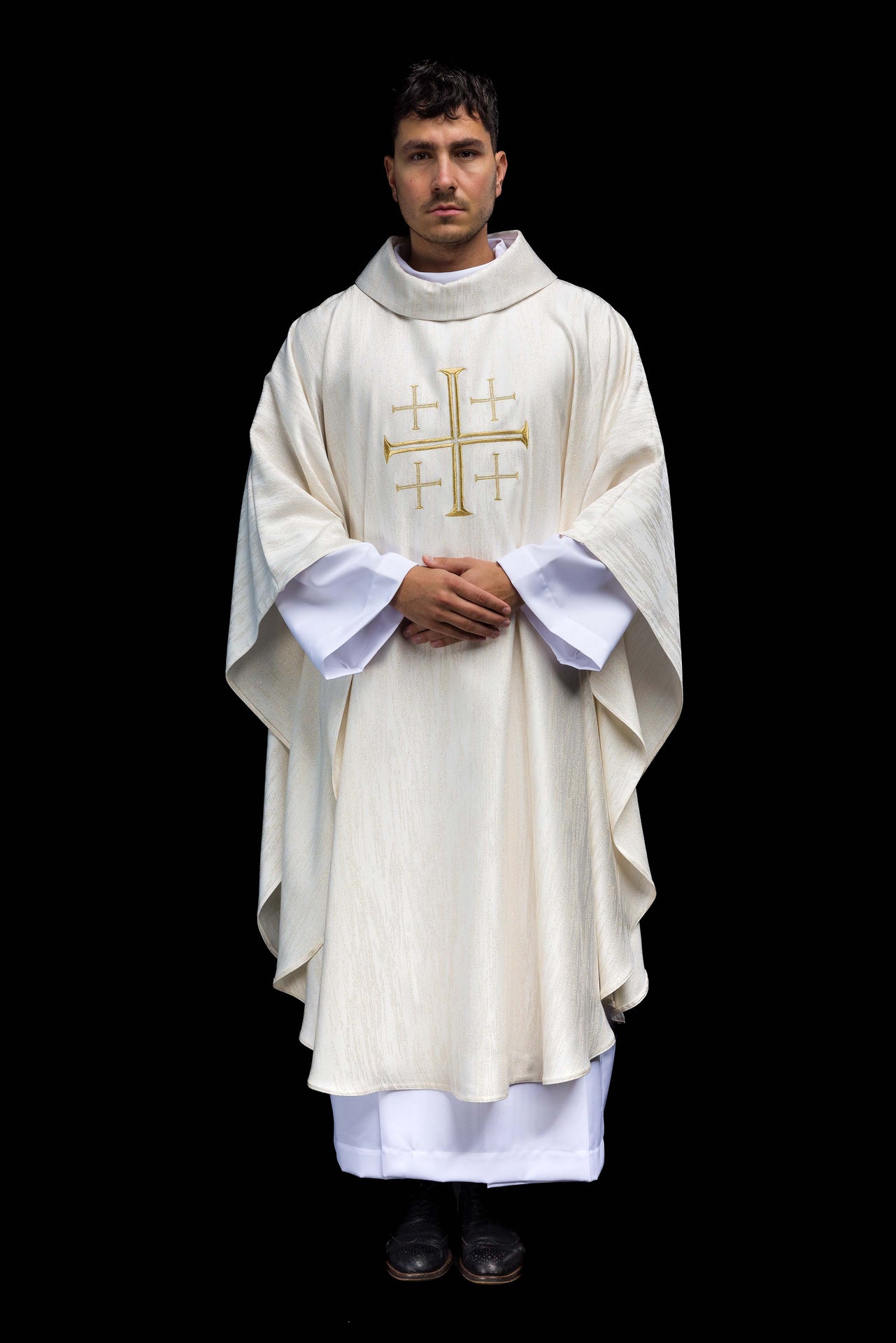 Casulla bordada con la Cruz de Jerusalén – ecru