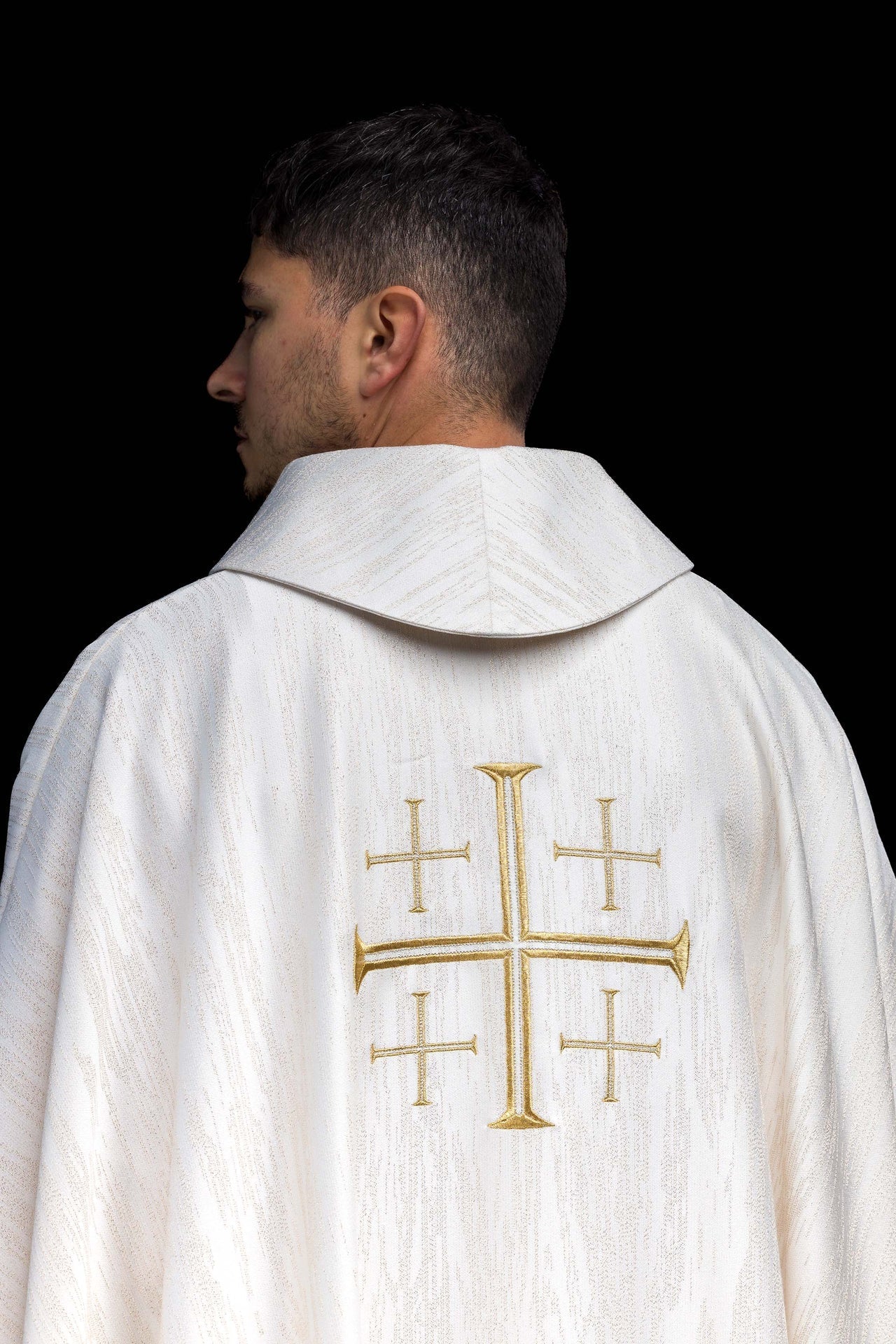 Casulla bordada con la Cruz de Jerusalén – ecru