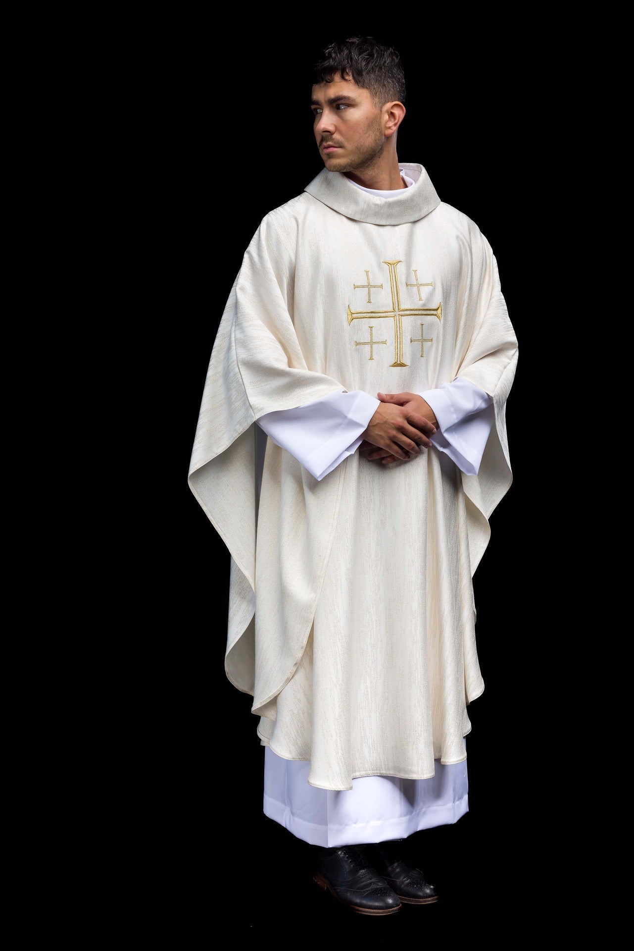 Casulla bordada con la Cruz de Jerusalén – ecru