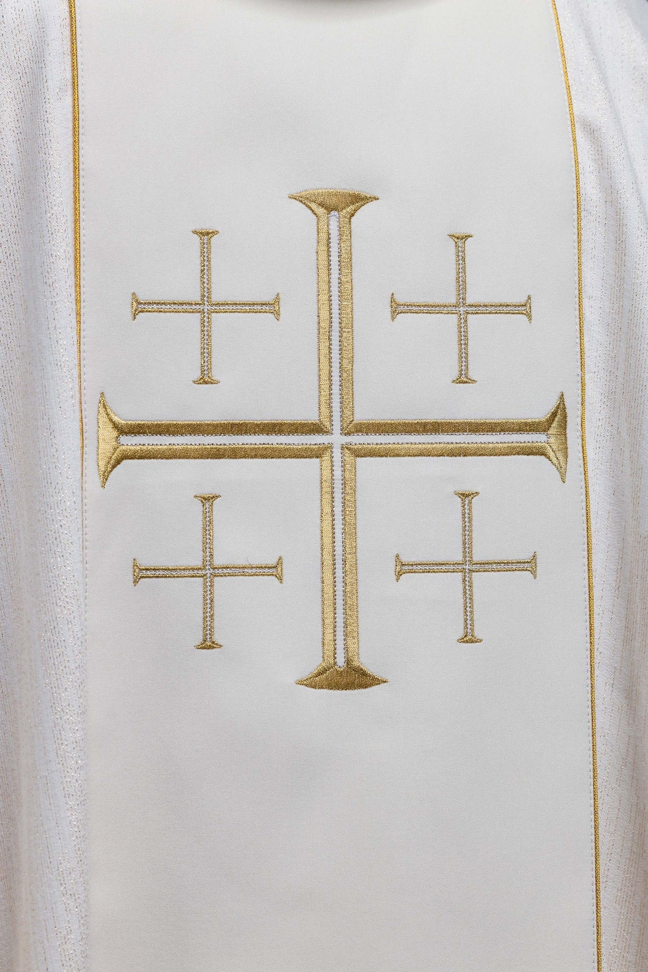 Casulla bordada con galón y Cruces de Jerusalén – ecru