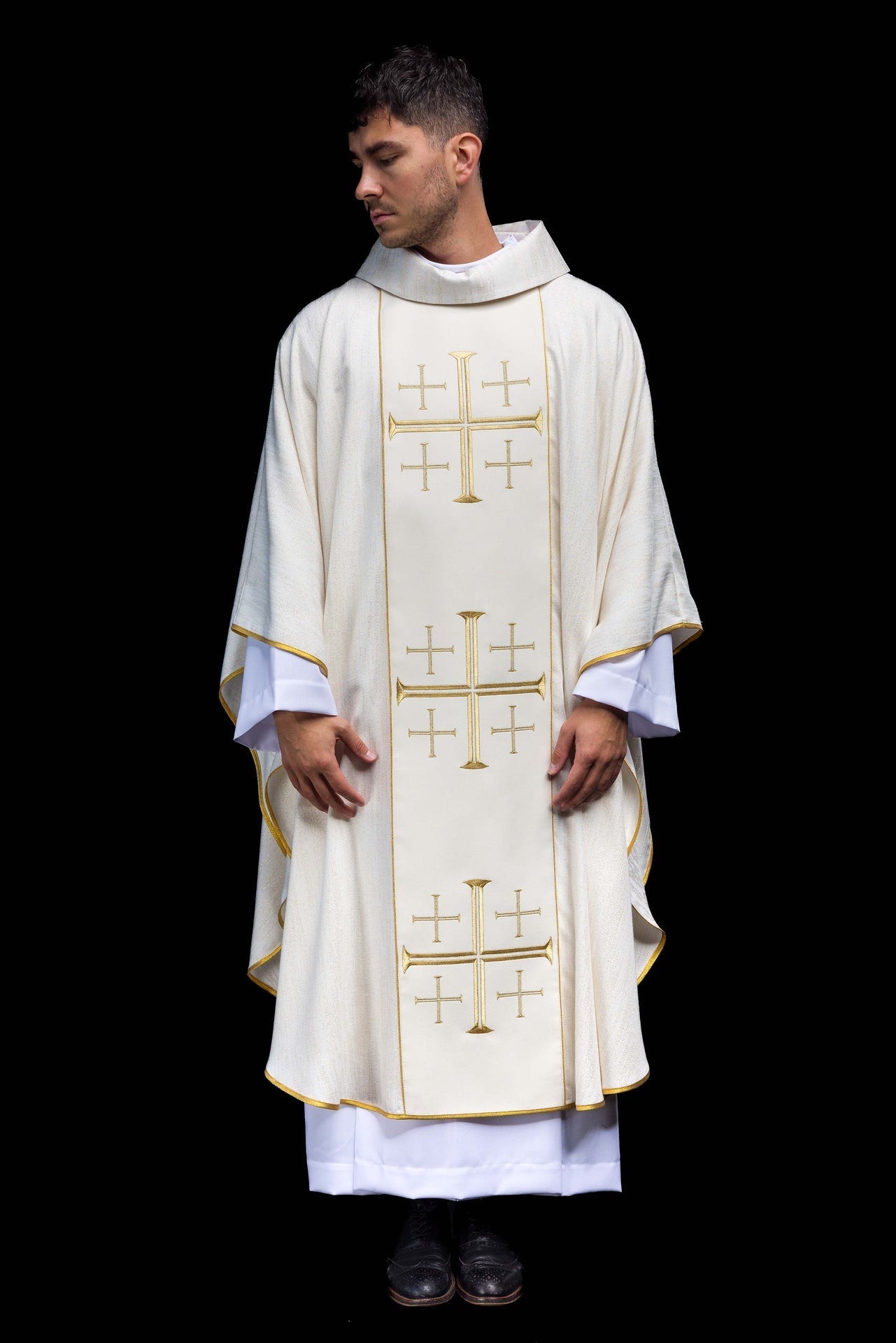 Casulla bordada con galón y Cruces de Jerusalén – ecru