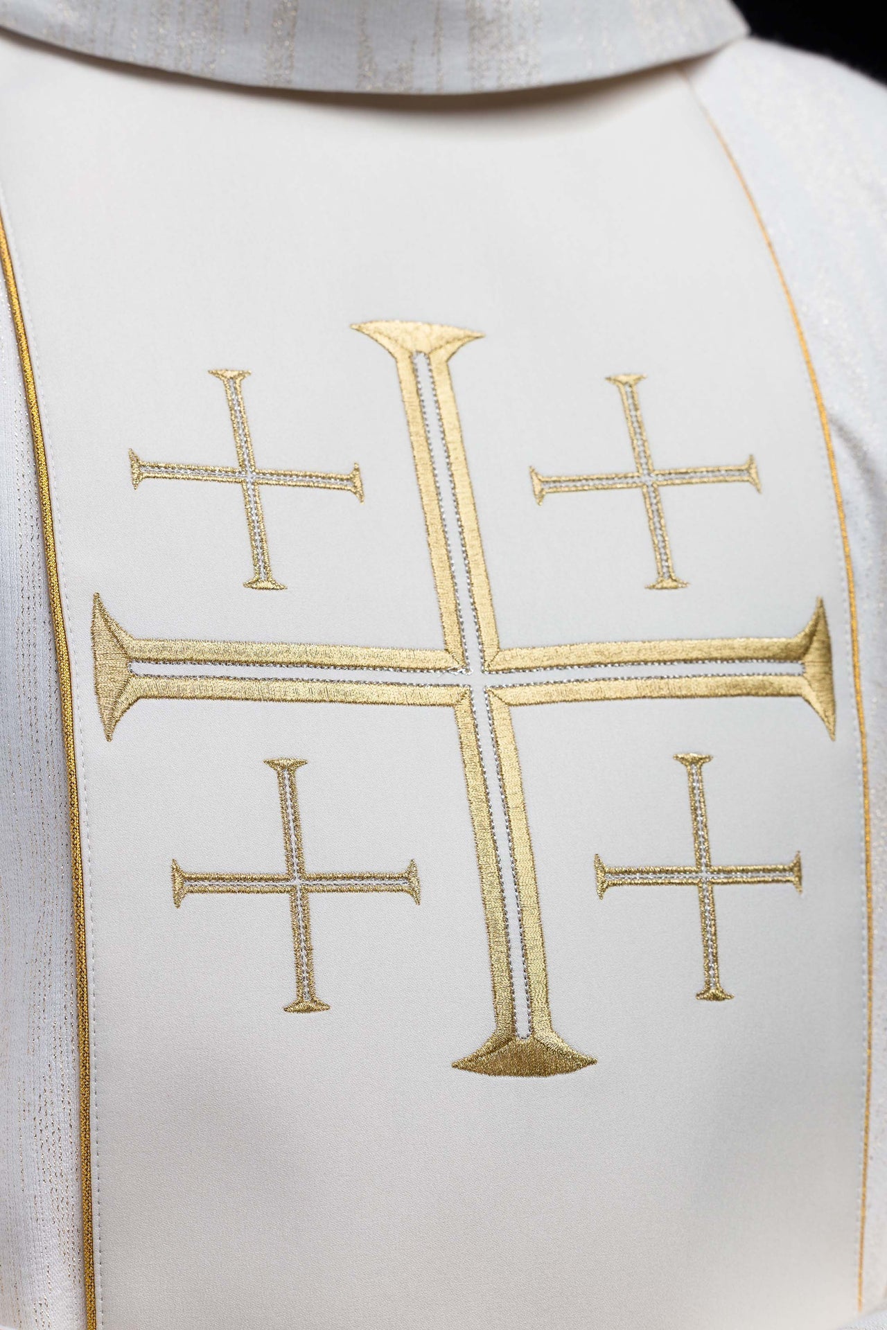 Casulla bordada con galón y Cruces de Jerusalén – ecru