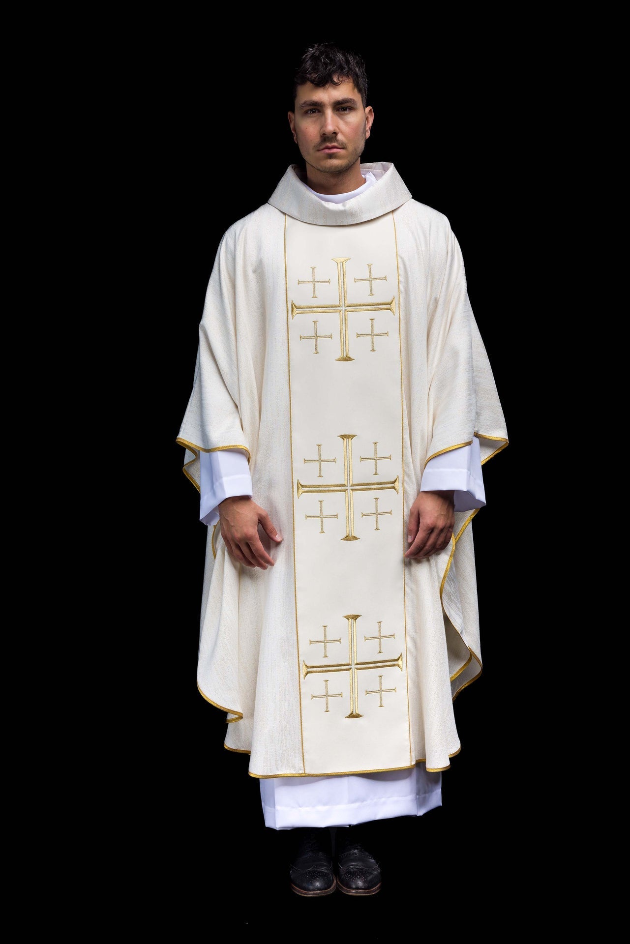 Casulla bordada con galón y Cruces de Jerusalén – ecru